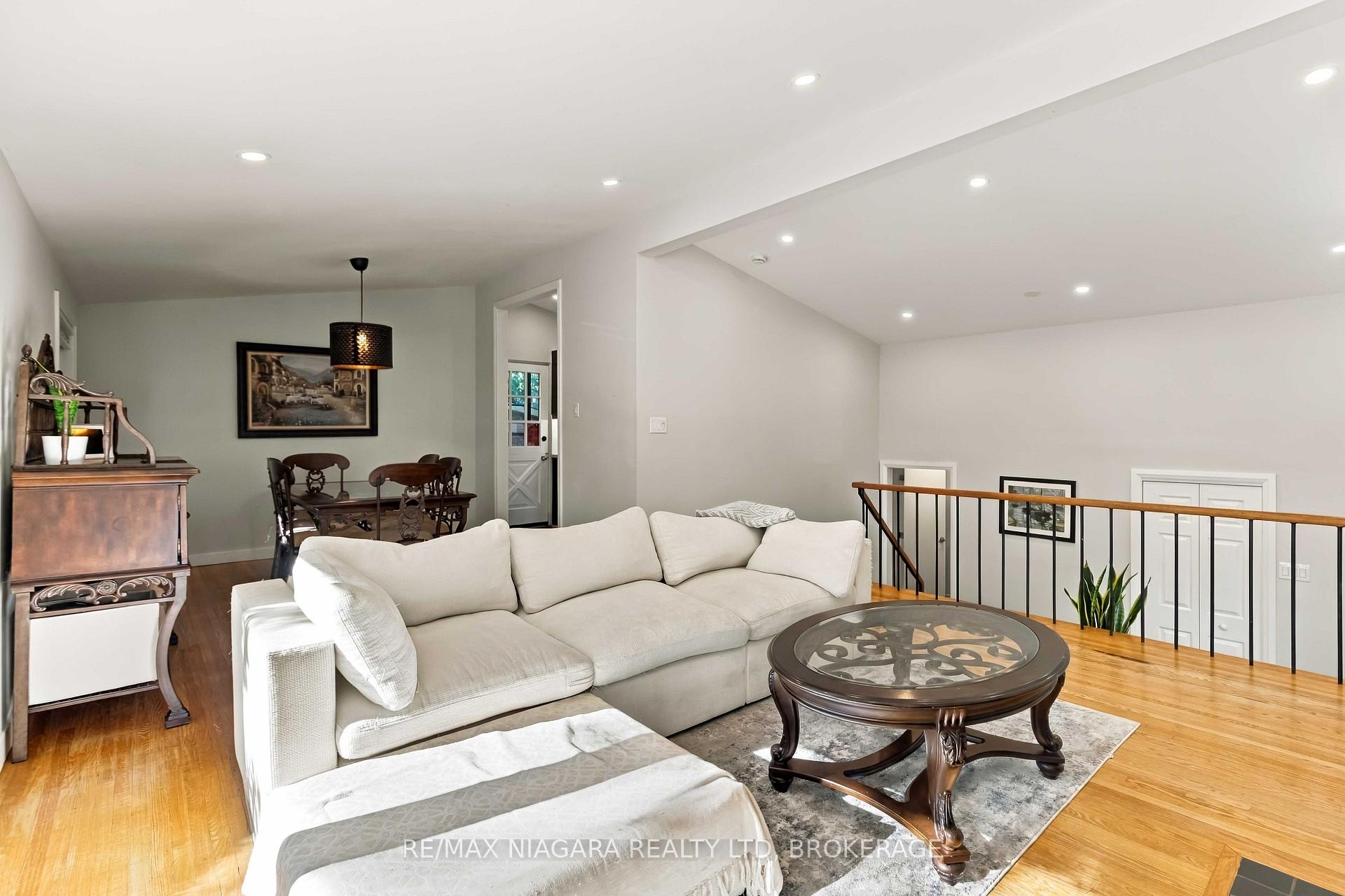 Photo 8 of Unit Main, 1852 Truscott Drive, Mississauga, Clarkson — HOMEH