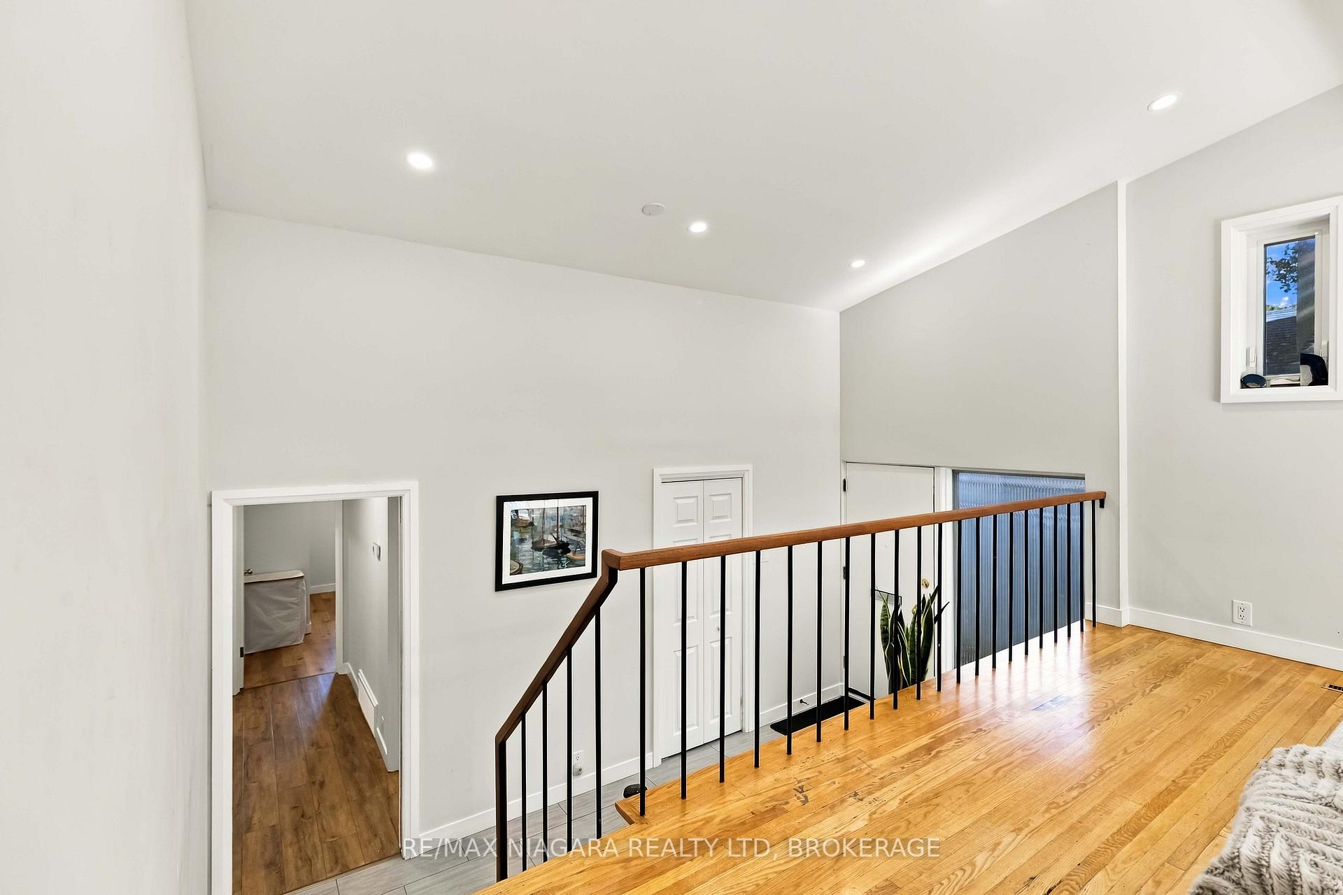 Photo 9 of Unit Main, 1852 Truscott Drive, Mississauga, Clarkson — HOMEH