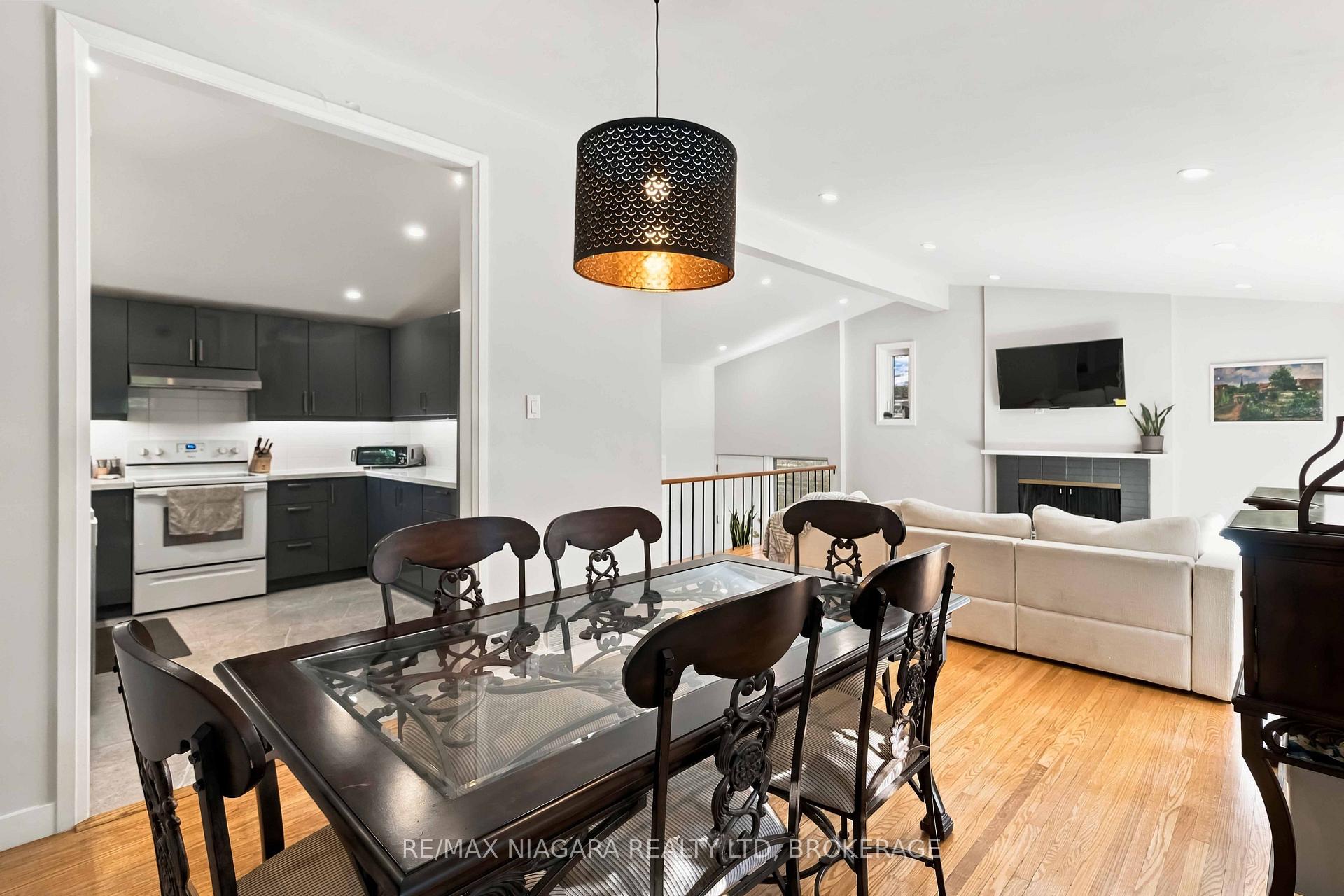 Photo 11 of Unit Main, 1852 Truscott Drive, Mississauga, Clarkson — HOMEH