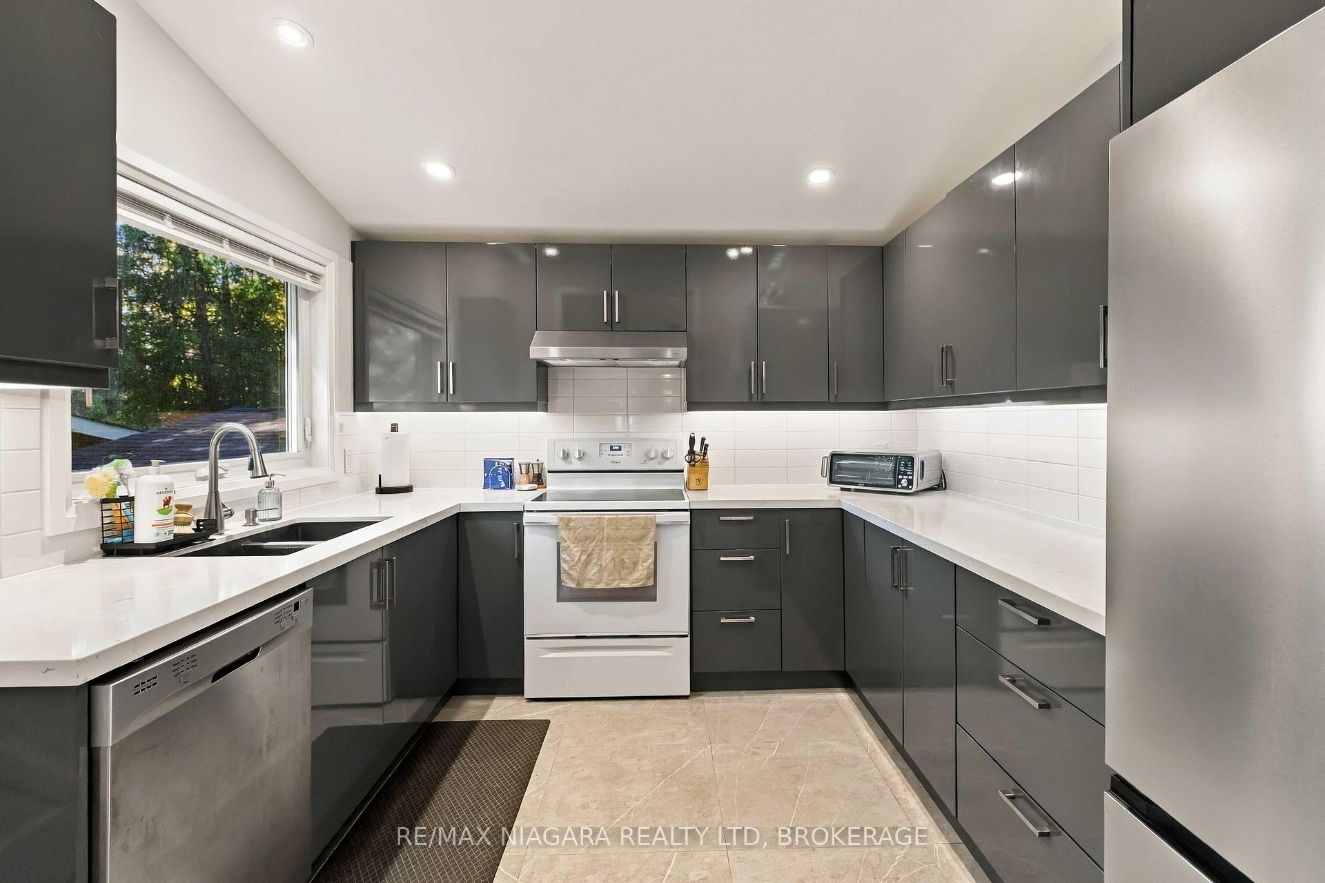 Photo 12 of Unit Main, 1852 Truscott Drive, Mississauga, Clarkson — HOMEH
