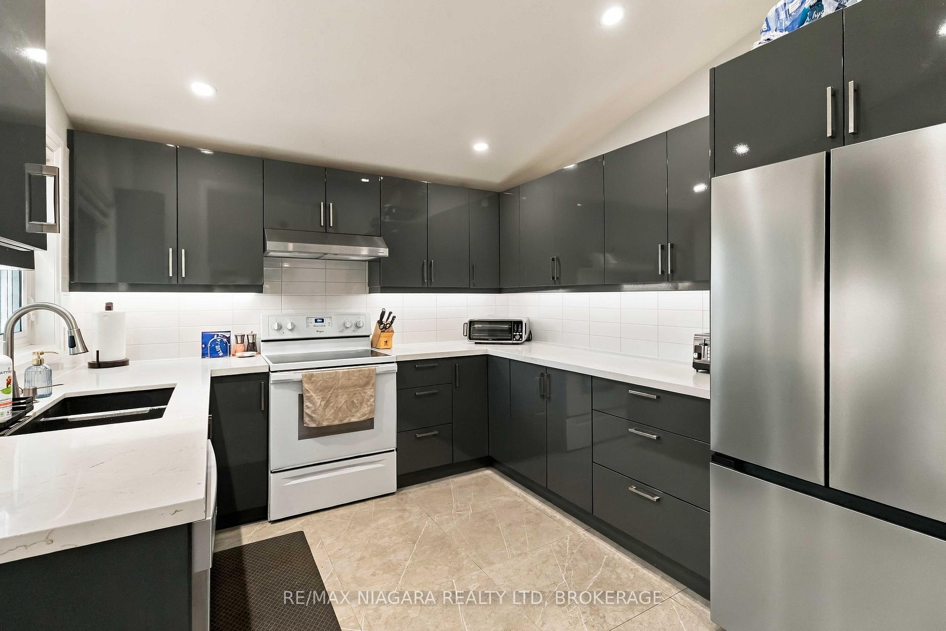 Photo 13 of Unit Main, 1852 Truscott Drive, Mississauga, Clarkson — HOMEH