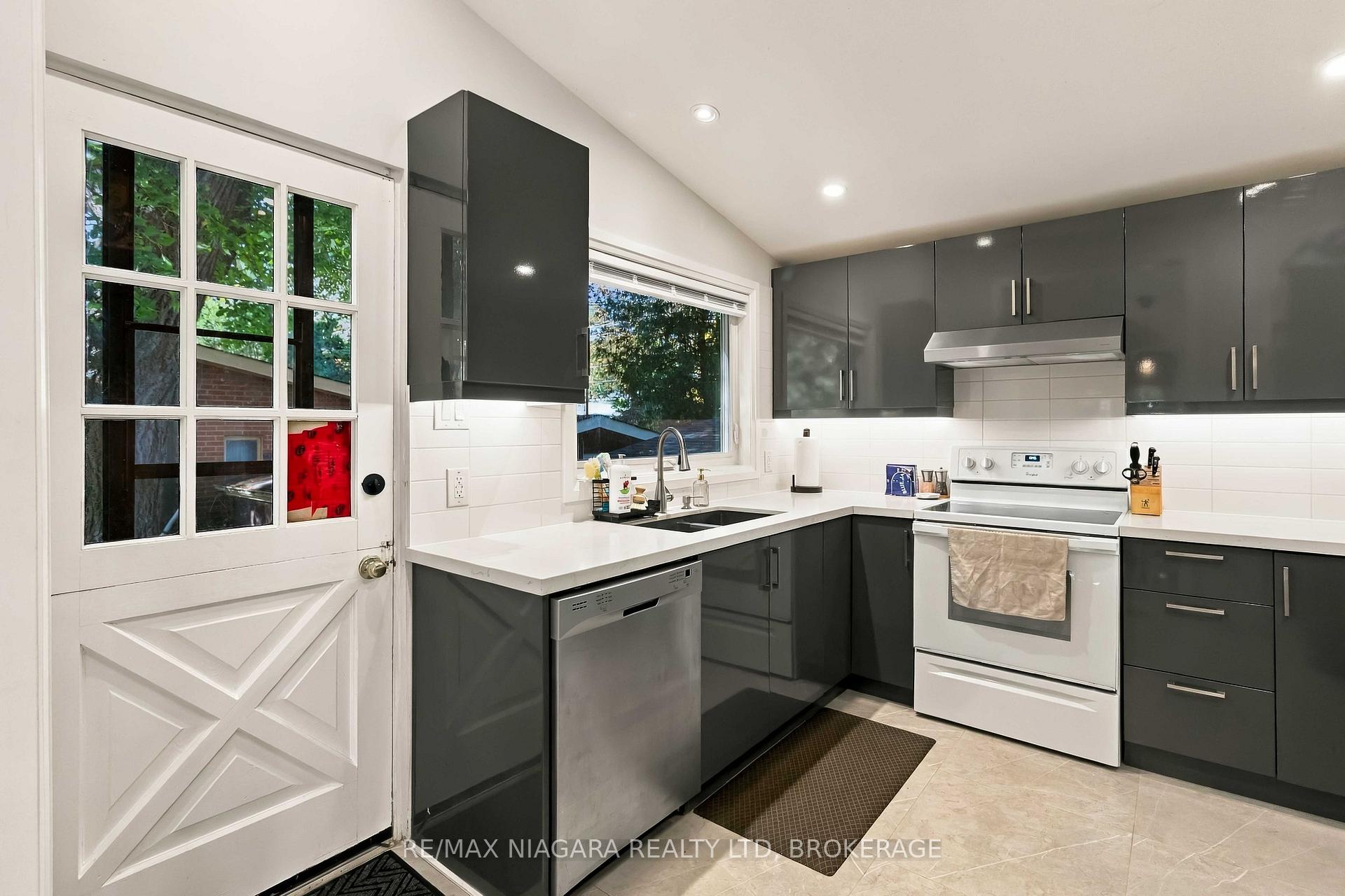 Photo 14 of Unit Main, 1852 Truscott Drive, Mississauga, Clarkson — HOMEH