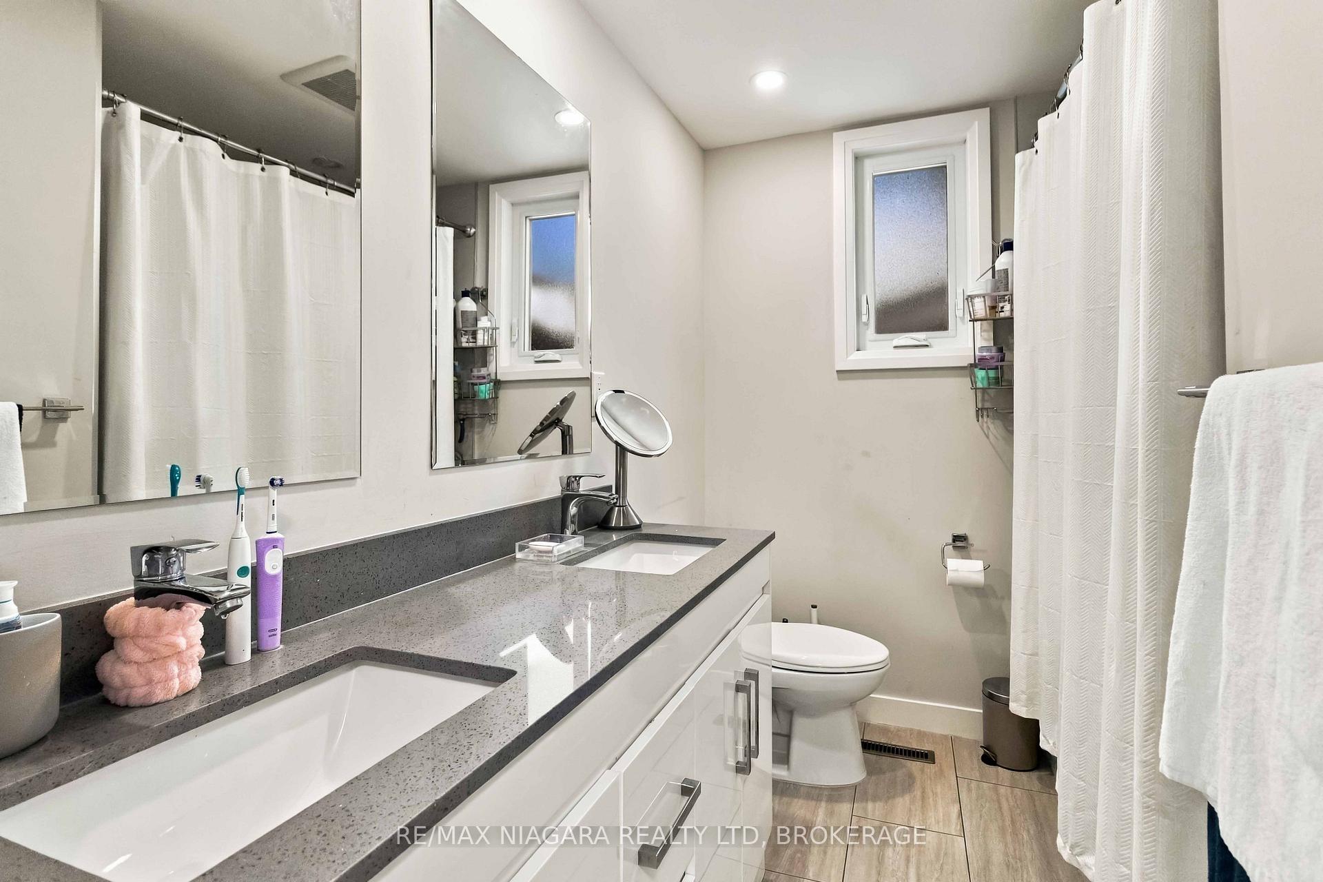 Photo 17 of Unit Main, 1852 Truscott Drive, Mississauga, Clarkson — HOMEH