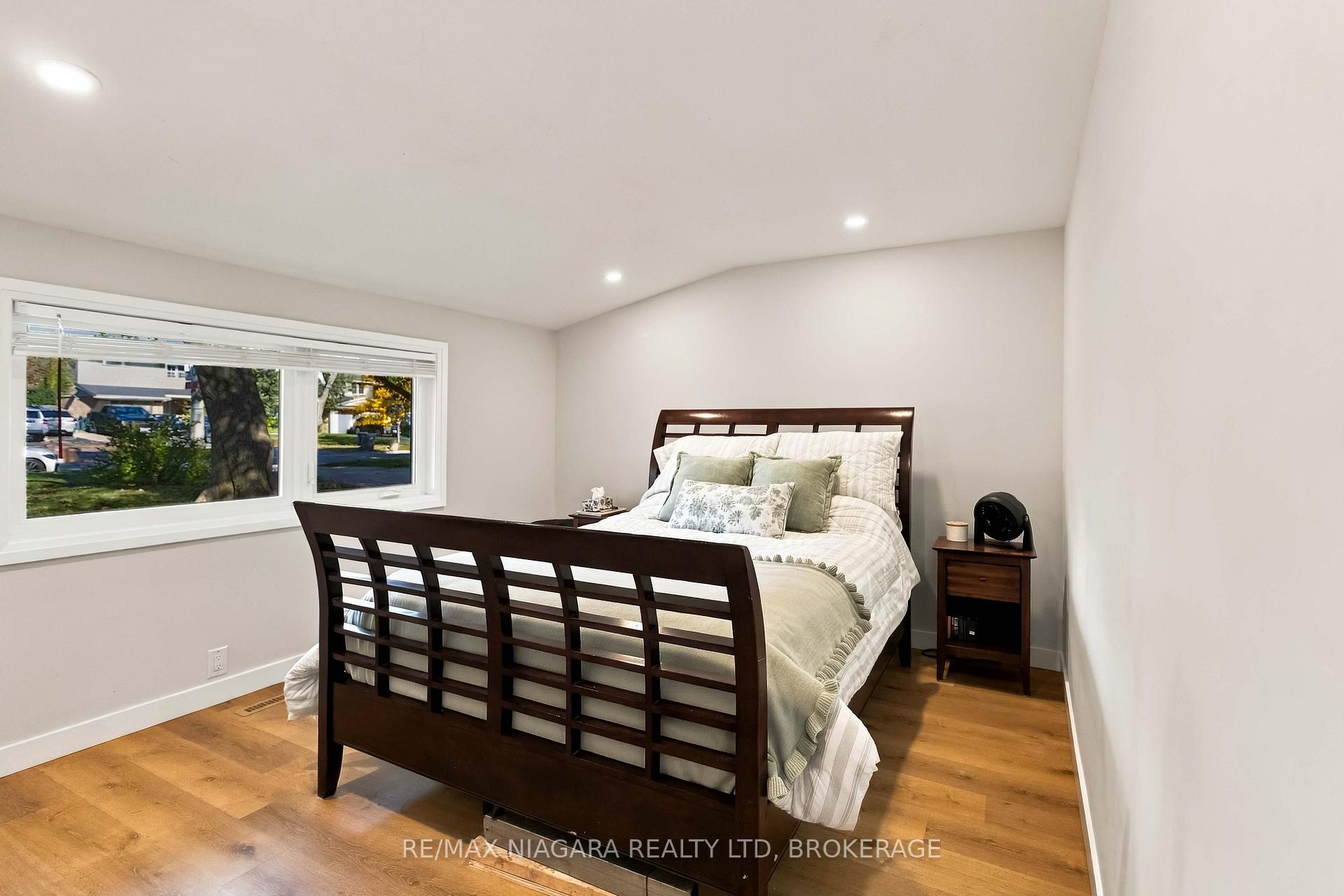 Photo 18 of Unit Main, 1852 Truscott Drive, Mississauga, Clarkson — HOMEH