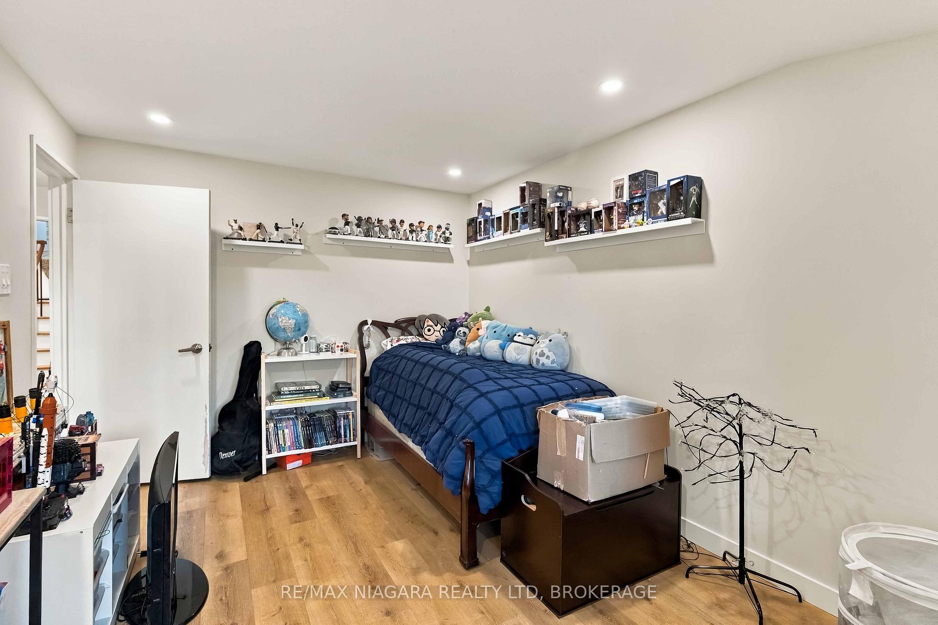 Photo 21 of Unit Main, 1852 Truscott Drive, Mississauga, Clarkson — HOMEH