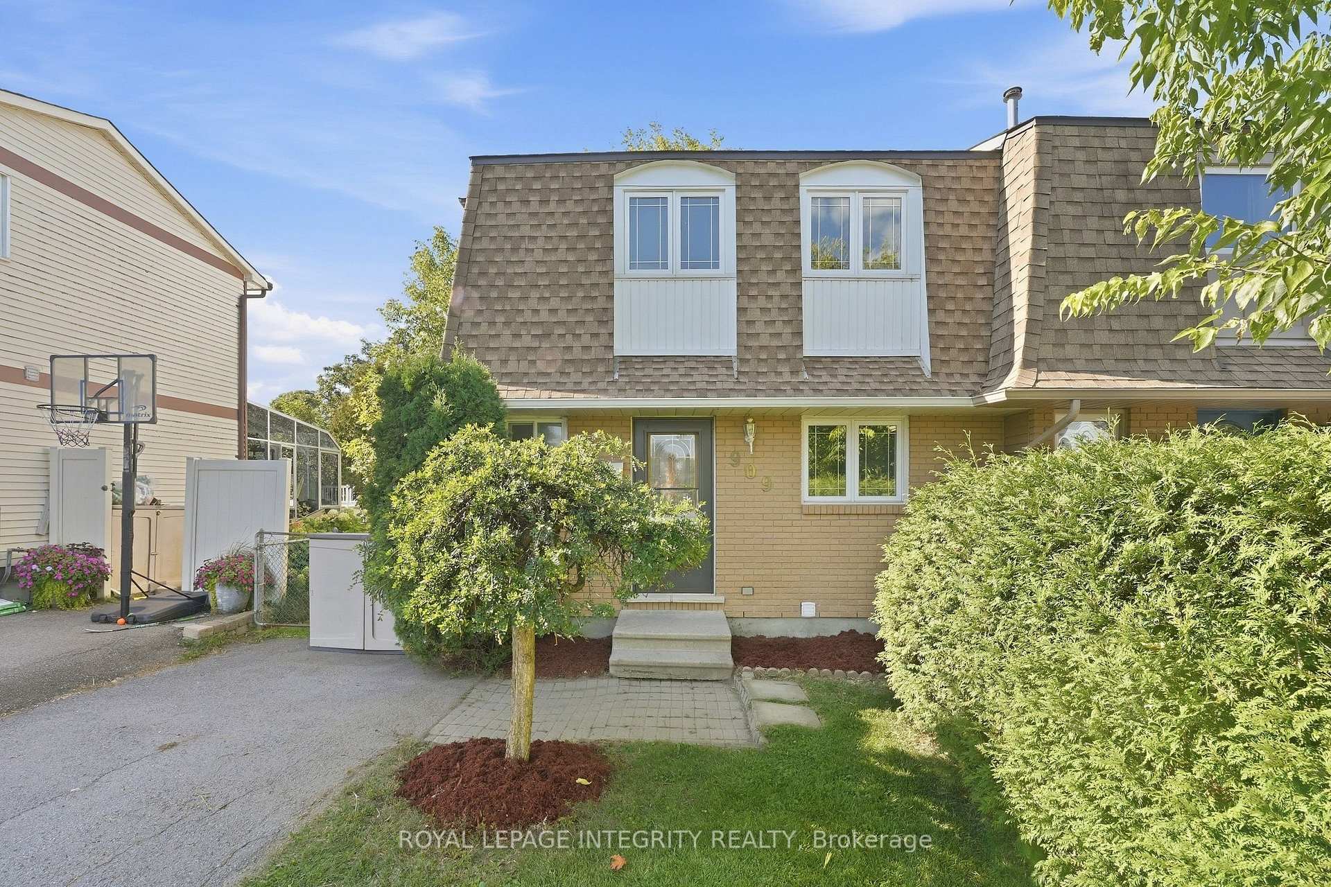 Photo of 909 Lawnsberry Drive