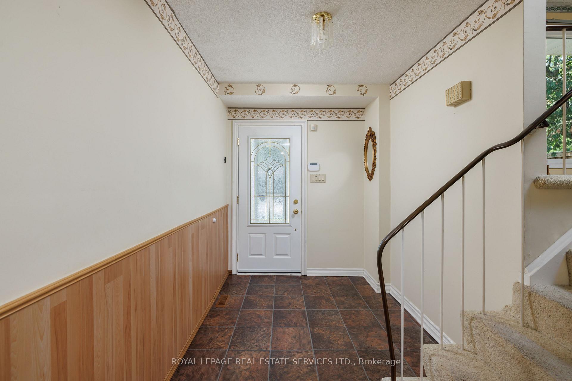 Photo 3 of 18 Osborne Crescent, Oakville, College Park — HOMEH