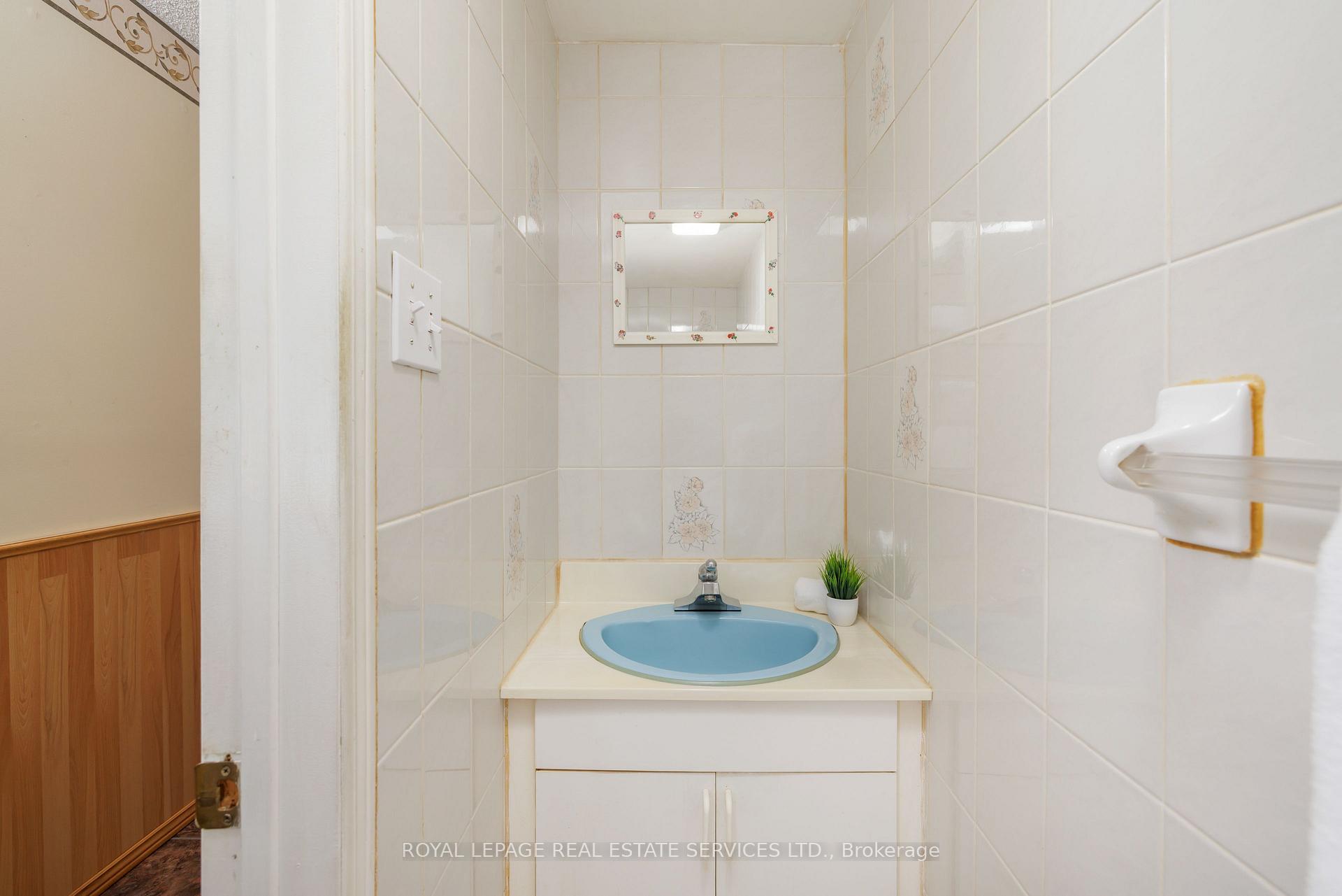 Photo 4 of 18 Osborne Crescent, Oakville, College Park — HOMEH
