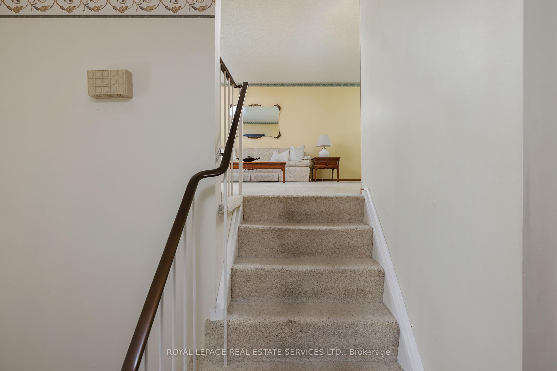 Photo 5 of 18 Osborne Crescent, Oakville, College Park — HOMEH