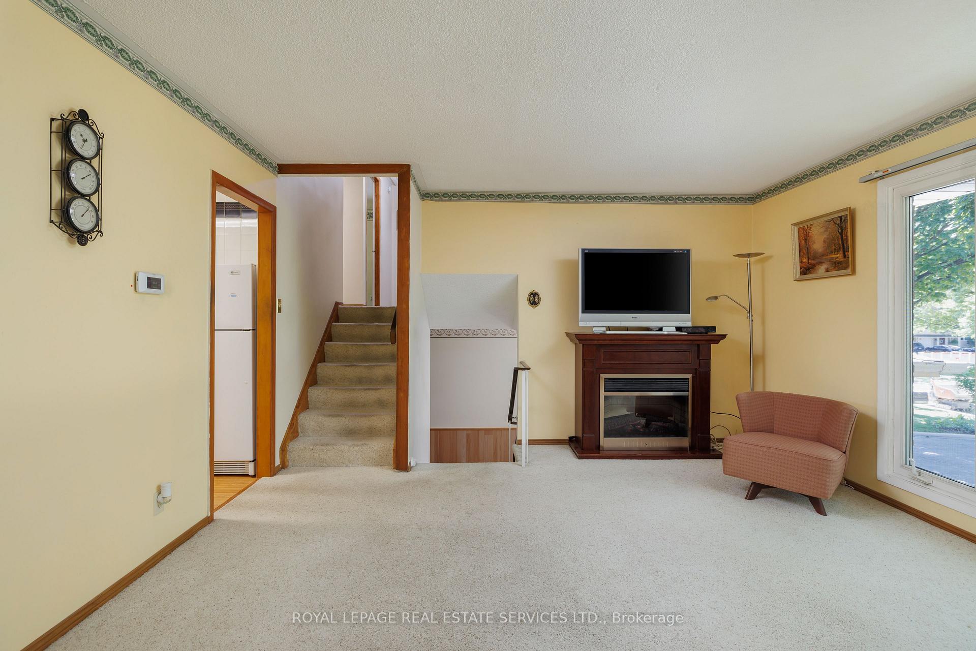 Photo 7 of 18 Osborne Crescent, Oakville, College Park — HOMEH