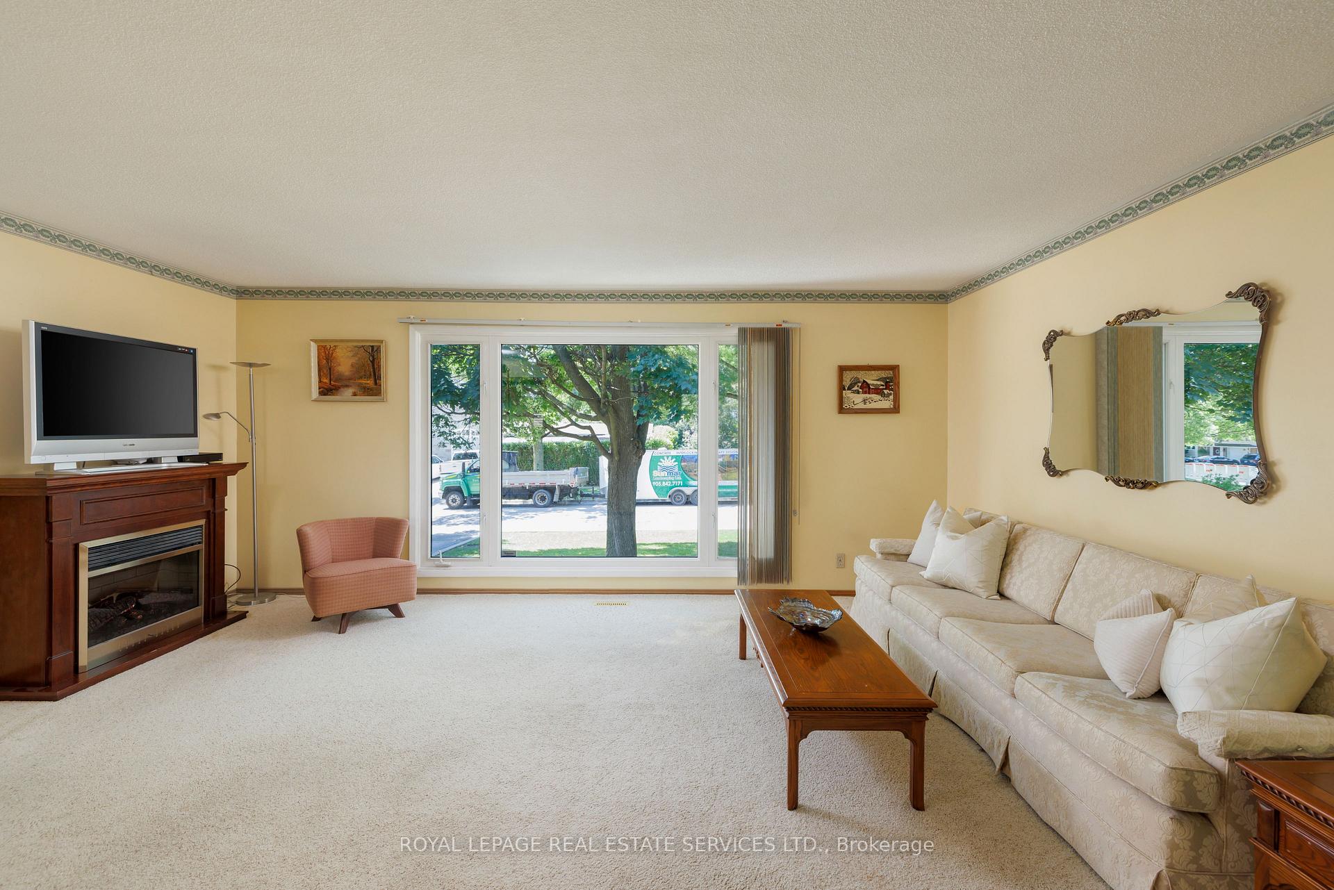 Photo 8 of 18 Osborne Crescent, Oakville, College Park — HOMEH