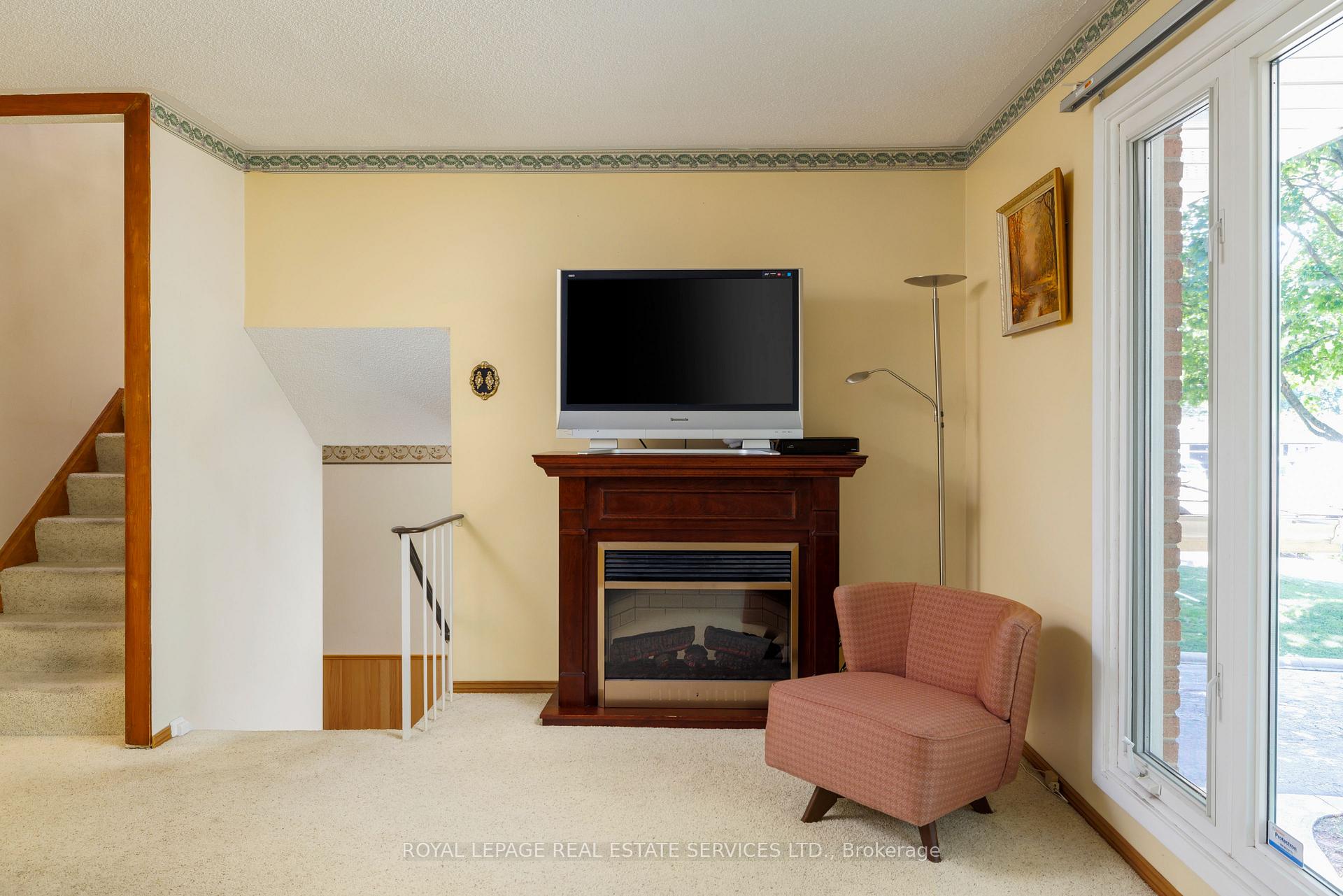 Photo 9 of 18 Osborne Crescent, Oakville, College Park — HOMEH