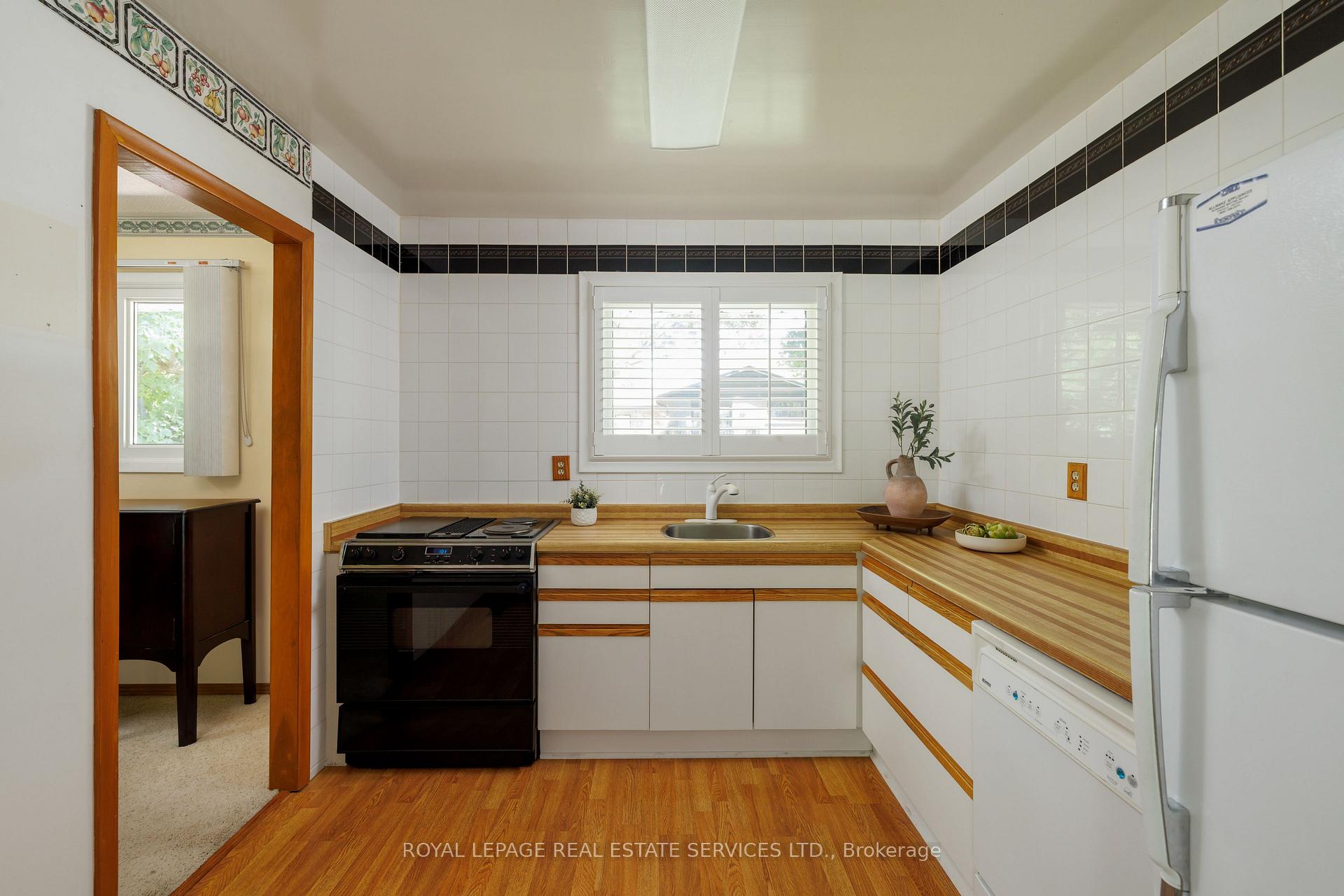 Photo 12 of 18 Osborne Crescent, Oakville, College Park — HOMEH