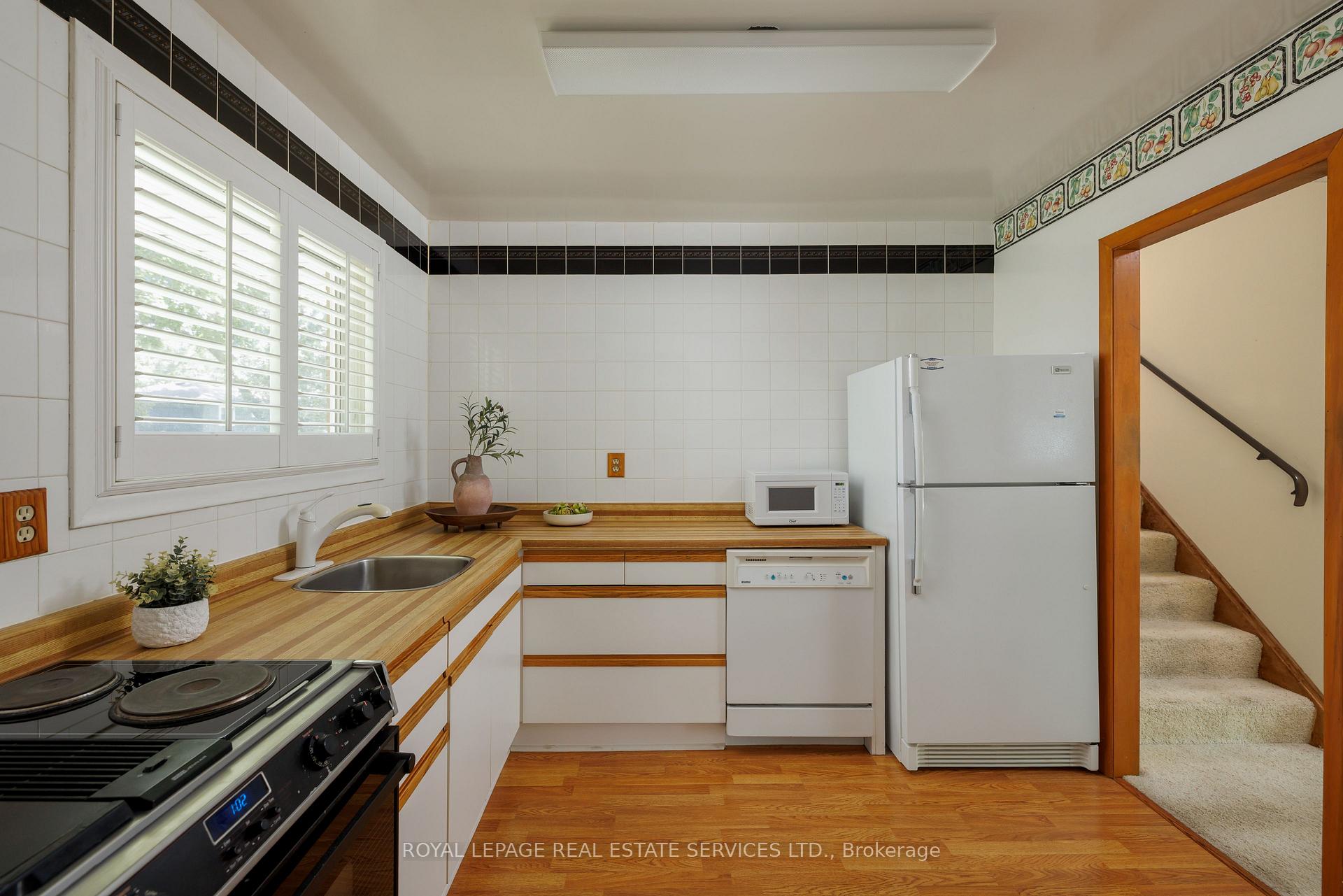 Photo 13 of 18 Osborne Crescent, Oakville, College Park — HOMEH