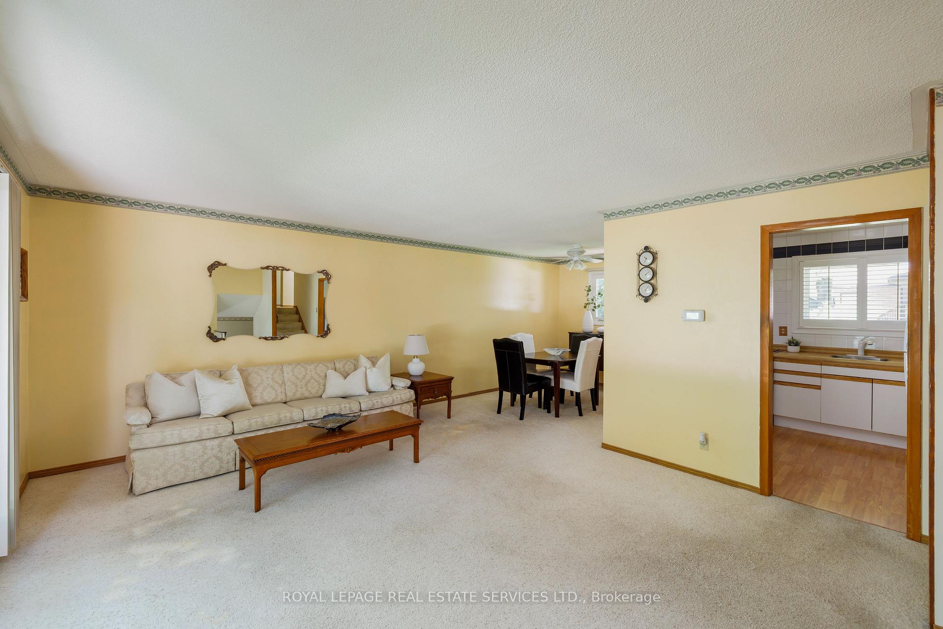 Photo 14 of 18 Osborne Crescent, Oakville, College Park — HOMEH