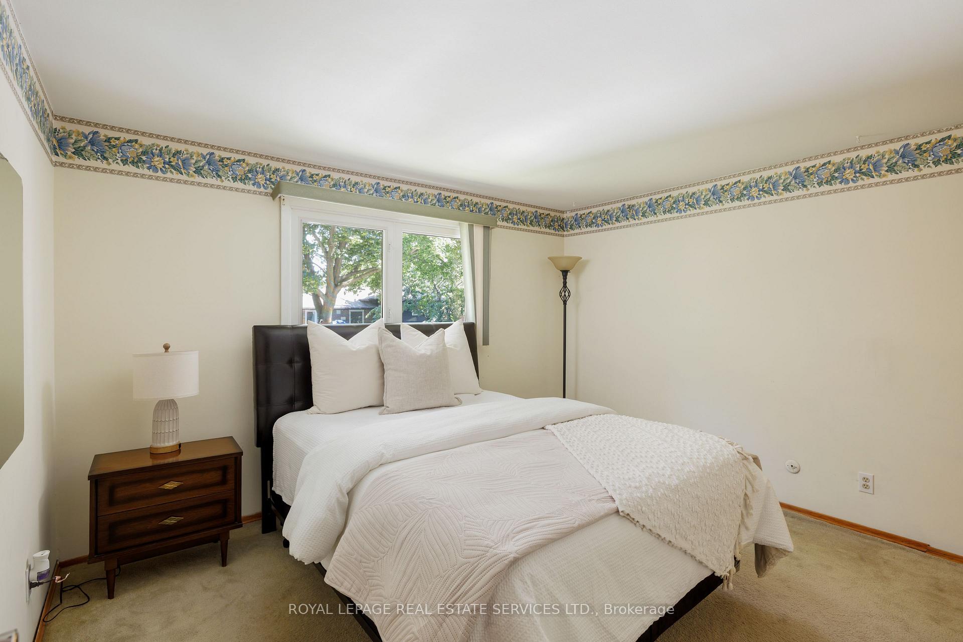 Photo 16 of 18 Osborne Crescent, Oakville, College Park — HOMEH