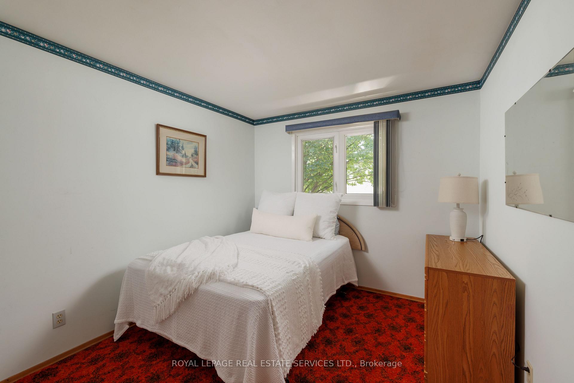 Photo 17 of 18 Osborne Crescent, Oakville, College Park — HOMEH