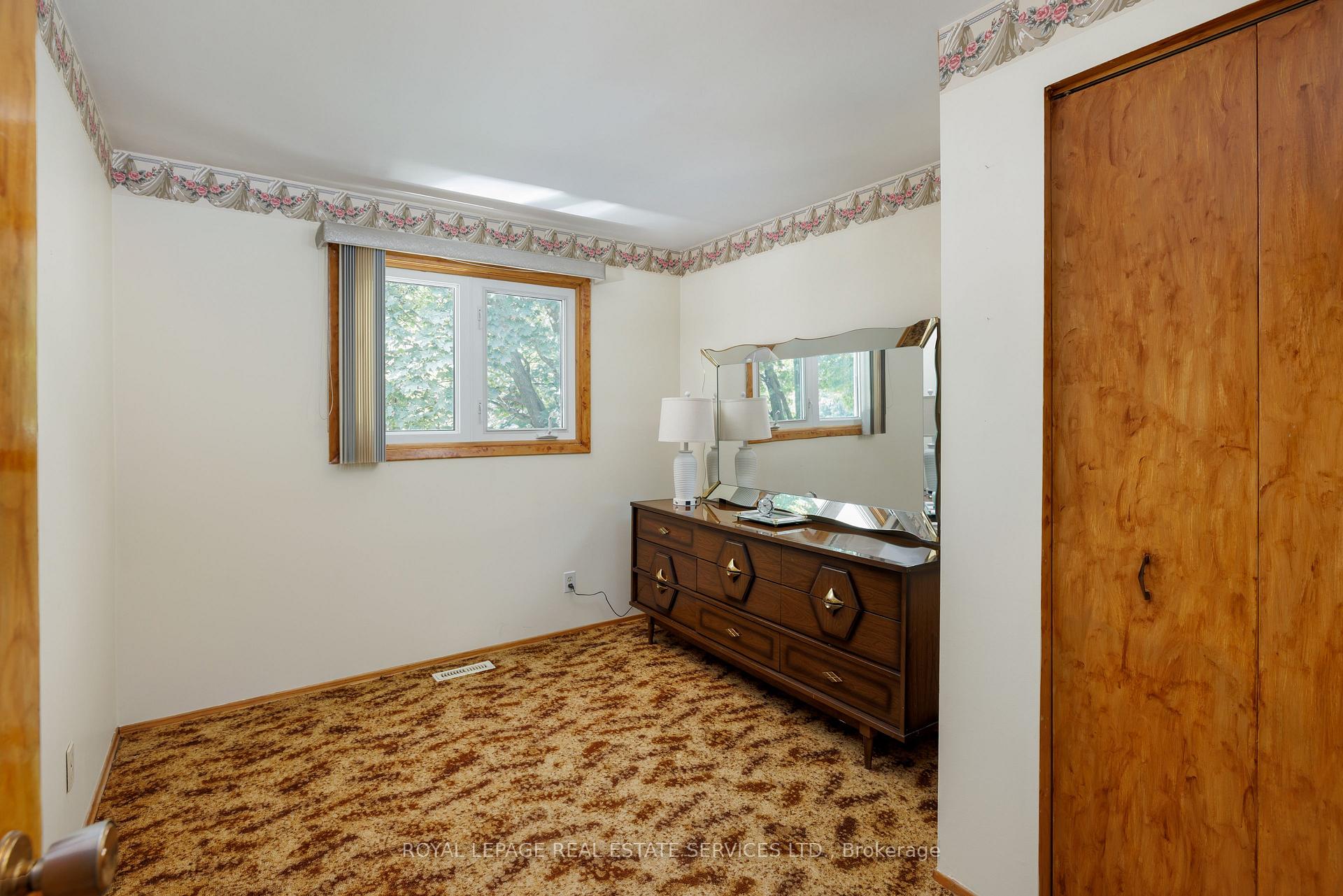 Photo 18 of 18 Osborne Crescent, Oakville, College Park — HOMEH