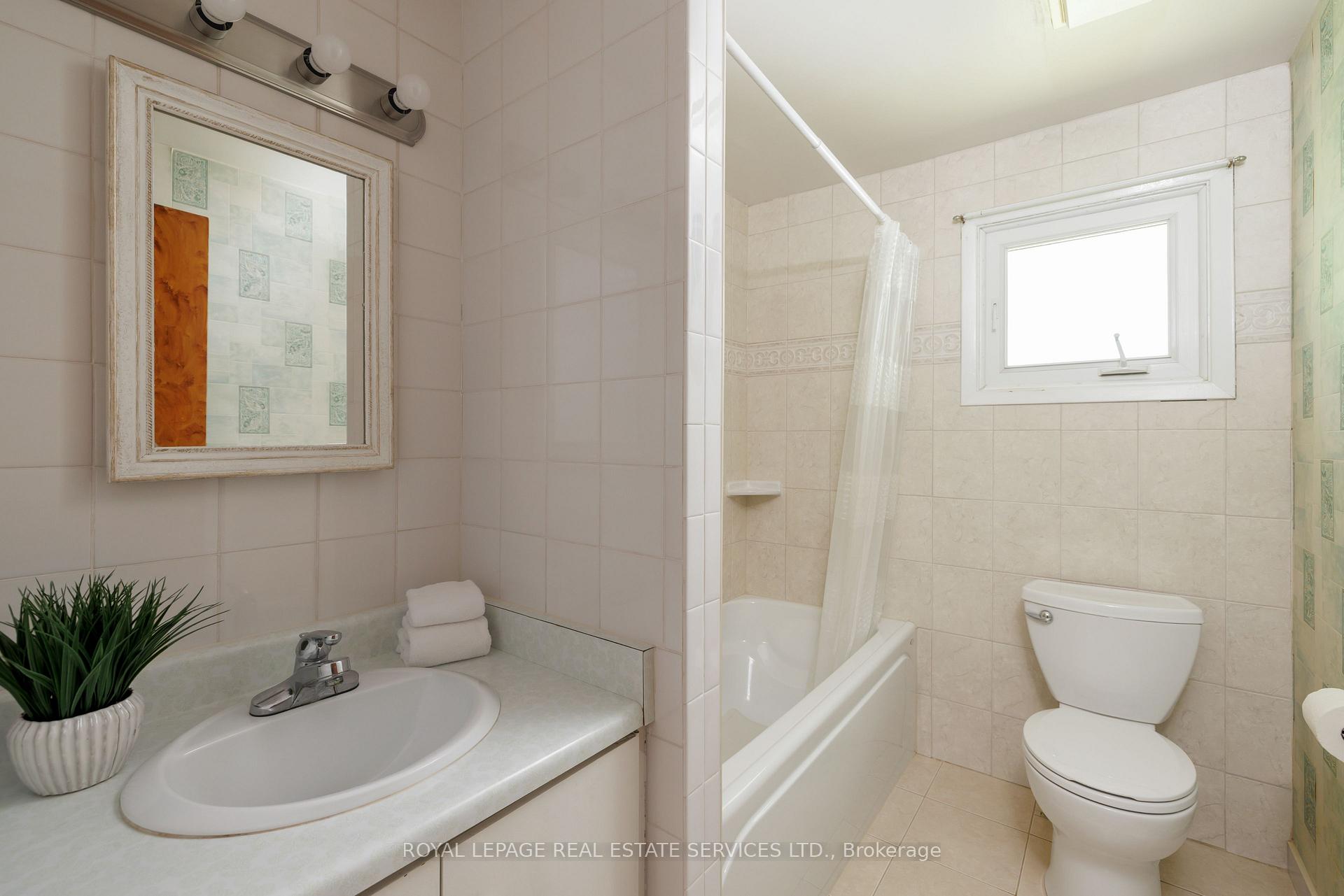 Photo 19 of 18 Osborne Crescent, Oakville, College Park — HOMEH