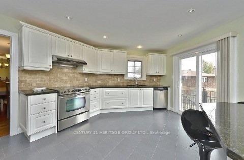 Photo 2 of 134 Mossgrove Trail, North York, St. Andrew-Windfields — HOMEH
