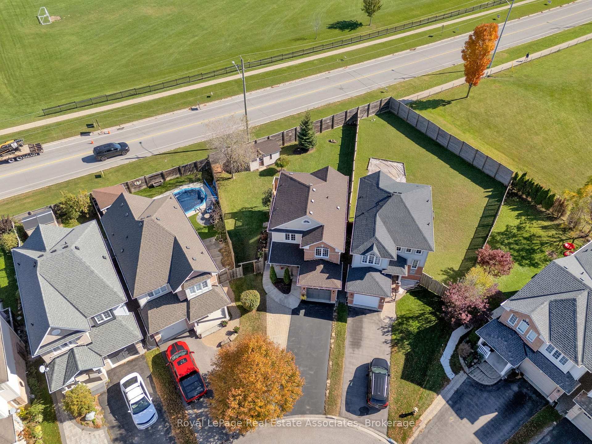 Photo 3 of 31 Crockett Place, Clarington, Bowmanville — HOMEH