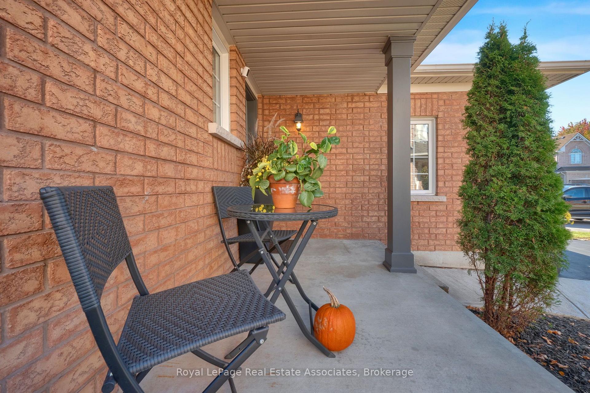 Photo 4 of 31 Crockett Place, Clarington, Bowmanville — HOMEH