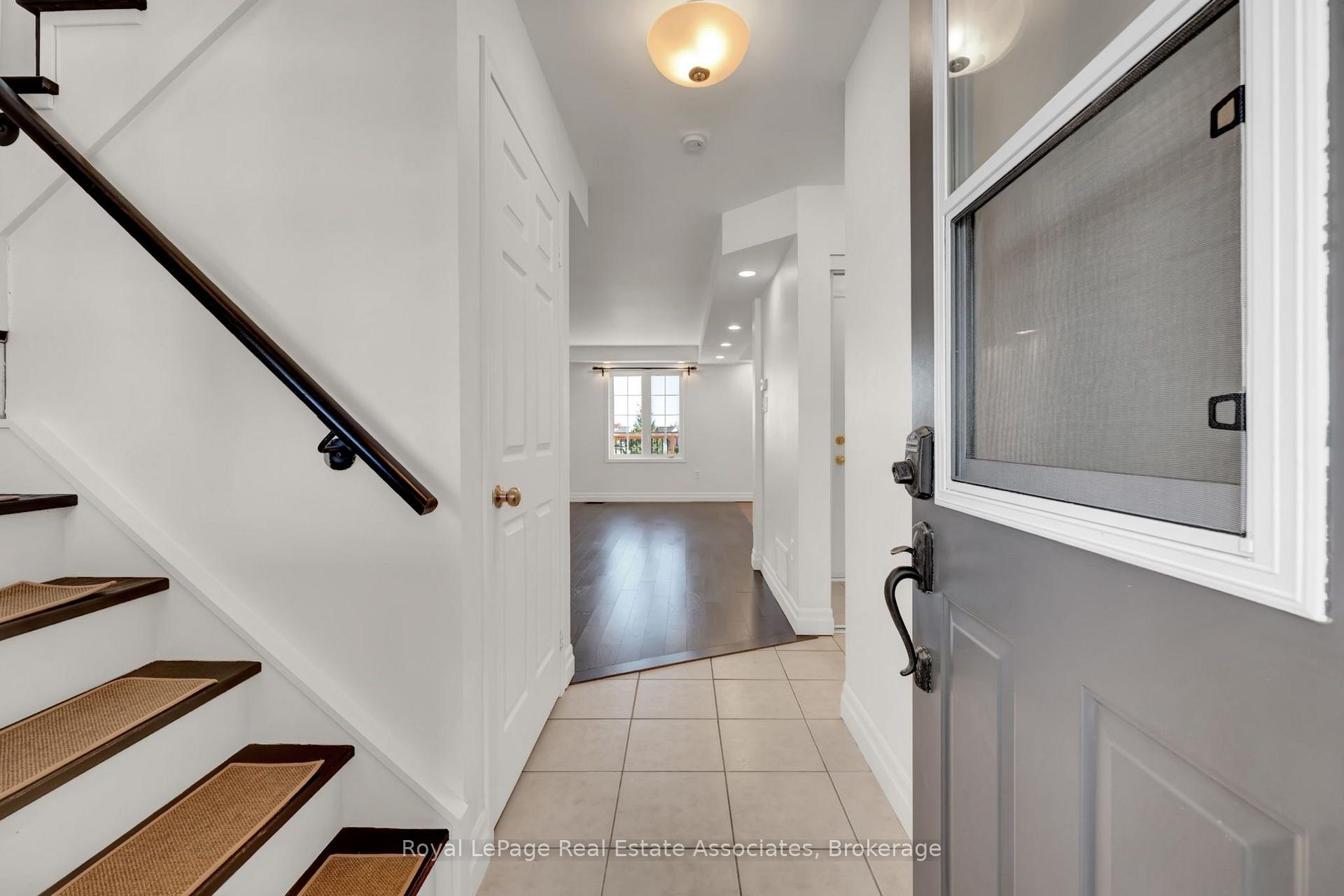 Photo 5 of 31 Crockett Place, Clarington, Bowmanville — HOMEH