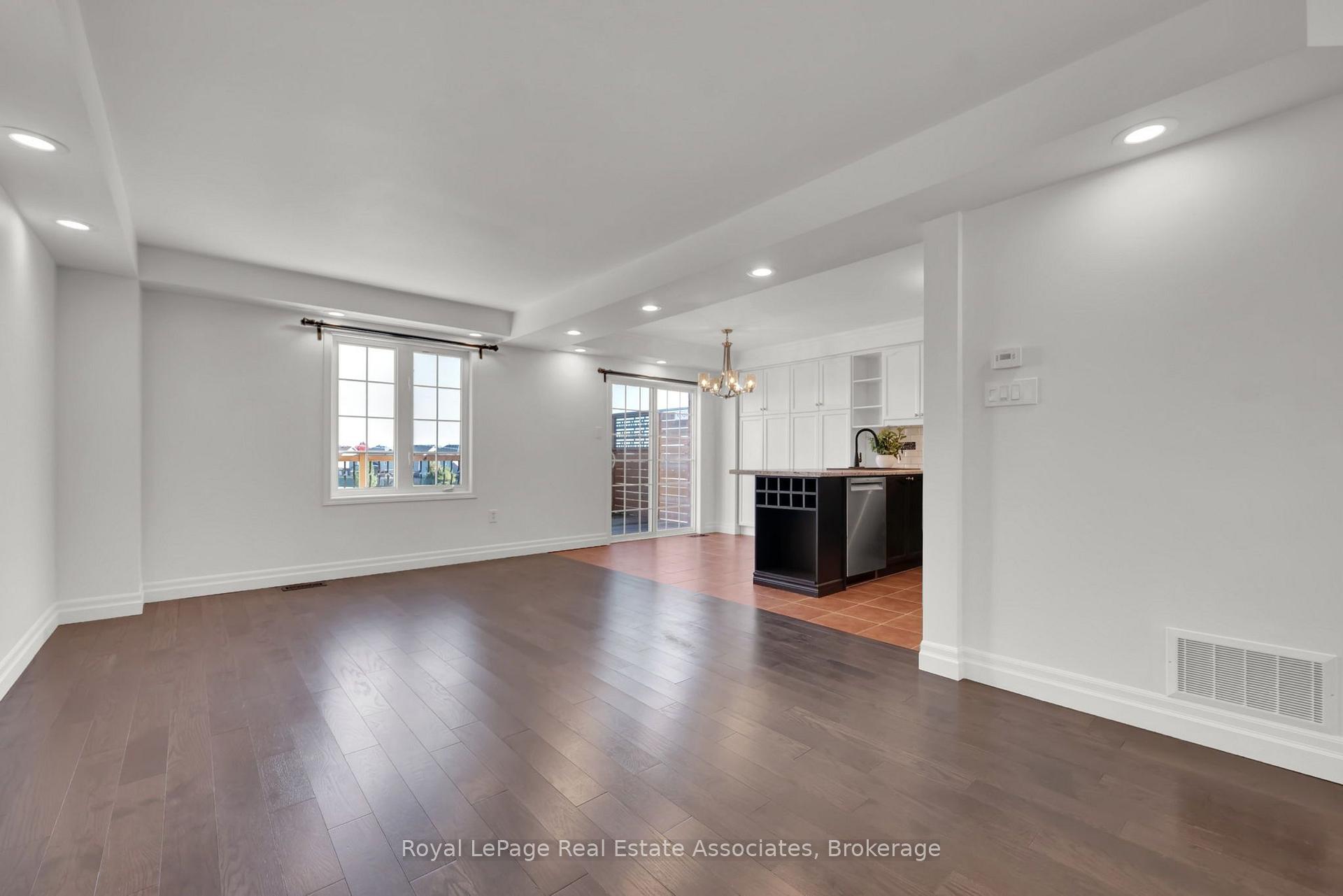 Photo 6 of 31 Crockett Place, Clarington, Bowmanville — HOMEH