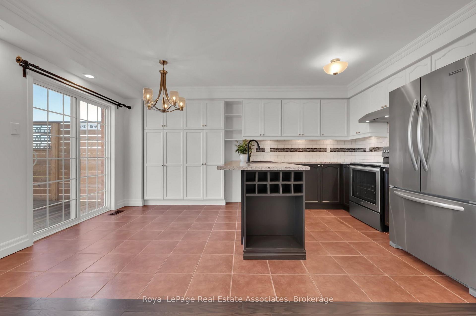 Photo 8 of 31 Crockett Place, Clarington, Bowmanville — HOMEH