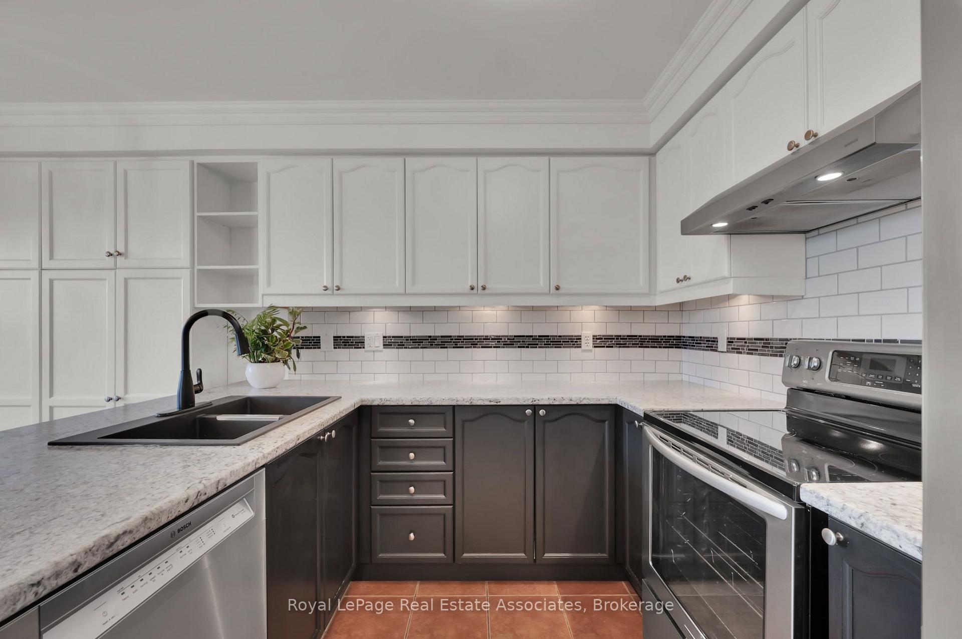 Photo 10 of 31 Crockett Place, Clarington, Bowmanville — HOMEH
