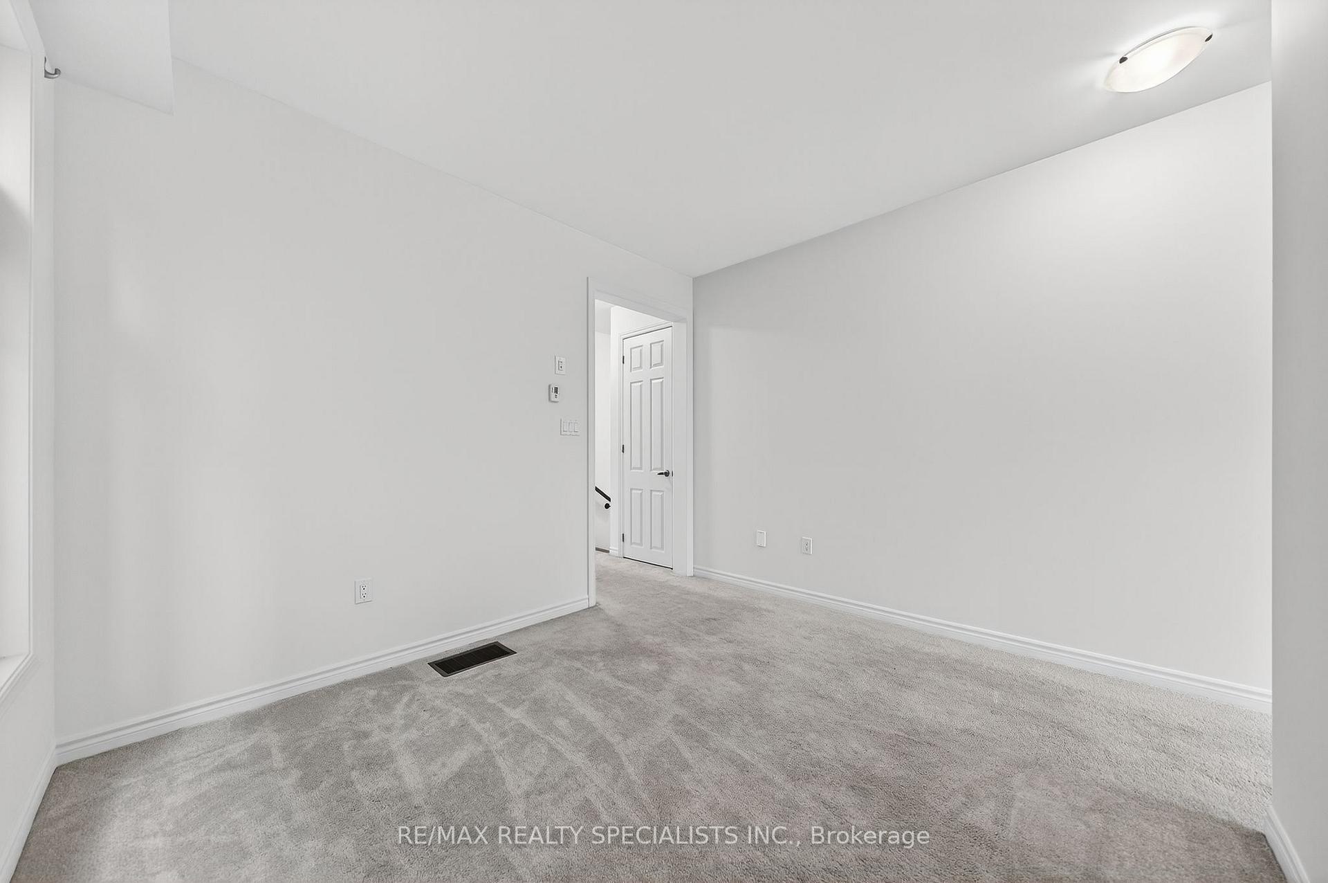 Photo 9 of 27 Harpin Way W, Centre Wellington, Fergus — HOMEH