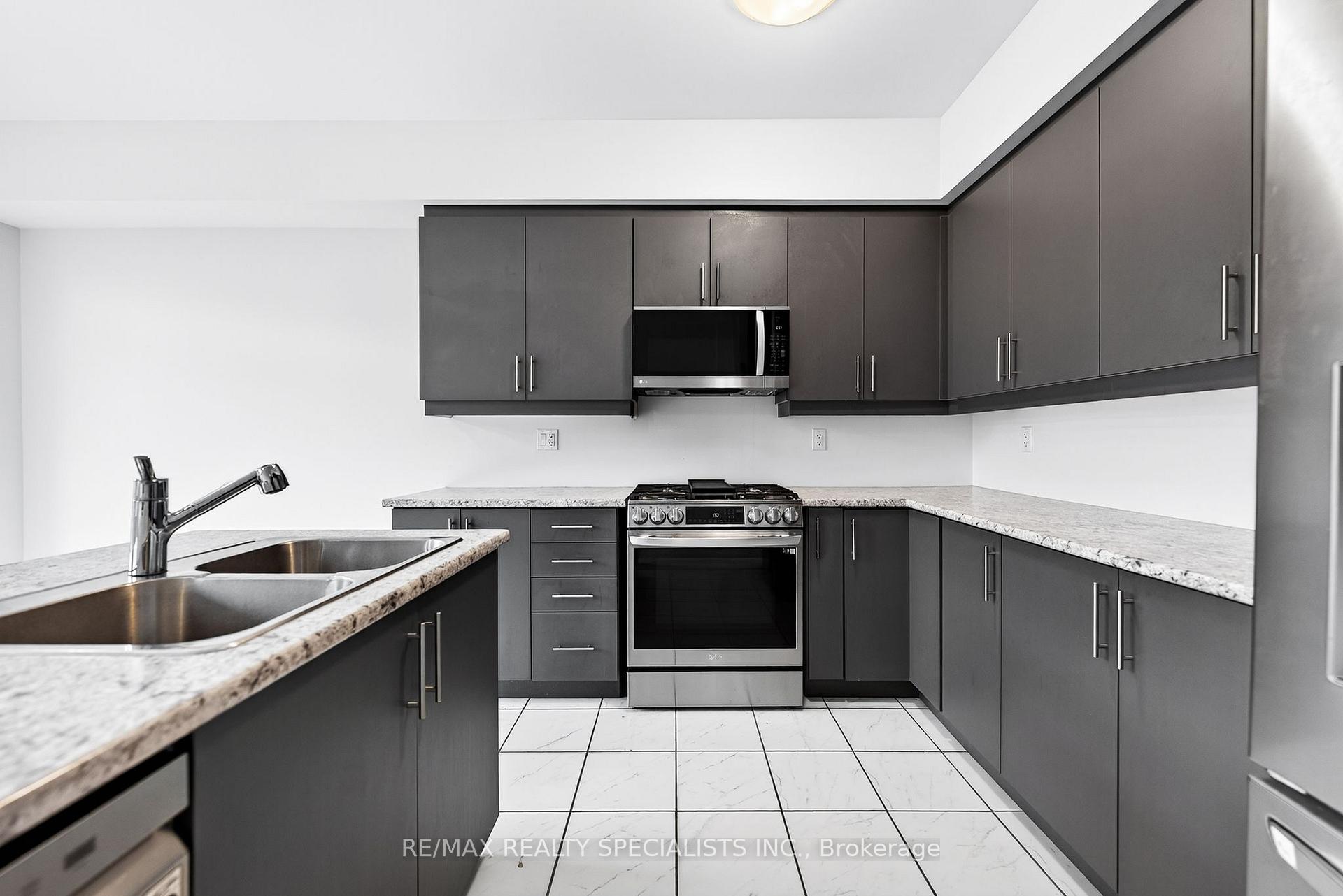 Photo 21 of 27 Harpin Way W, Centre Wellington, Fergus — HOMEH