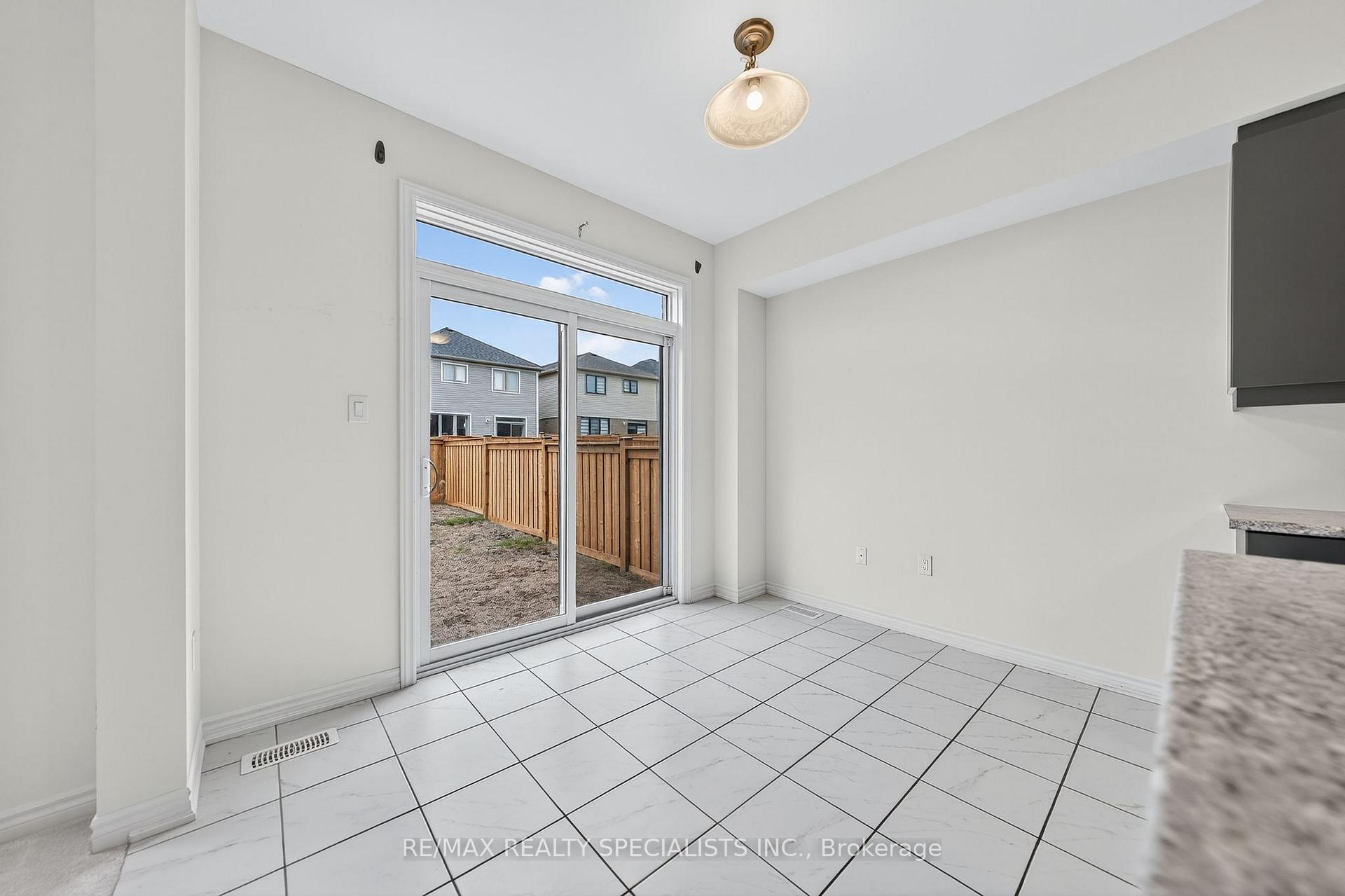 Photo 23 of 27 Harpin Way W, Centre Wellington, Fergus — HOMEH