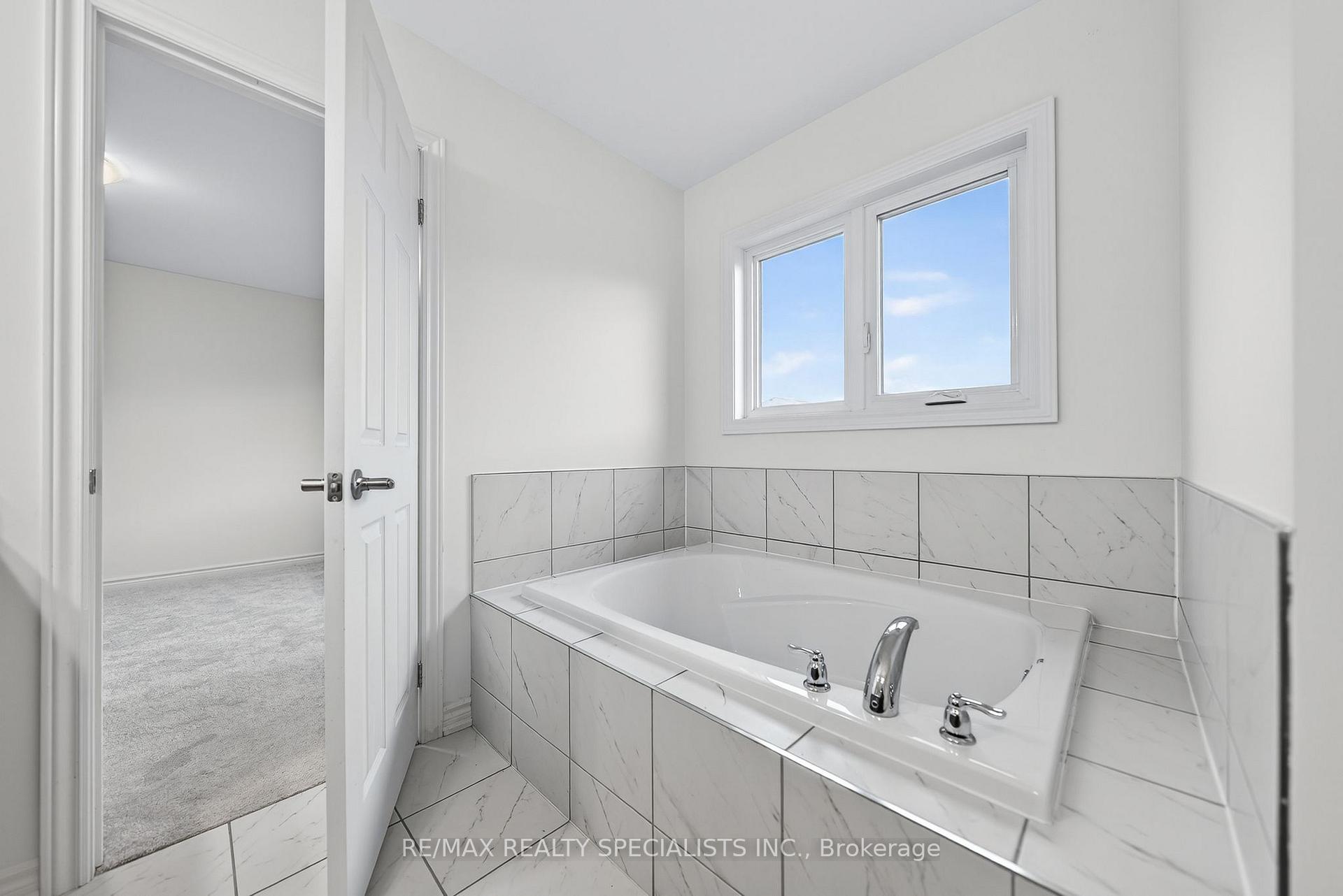 Photo 33 of 27 Harpin Way W, Centre Wellington, Fergus — HOMEH