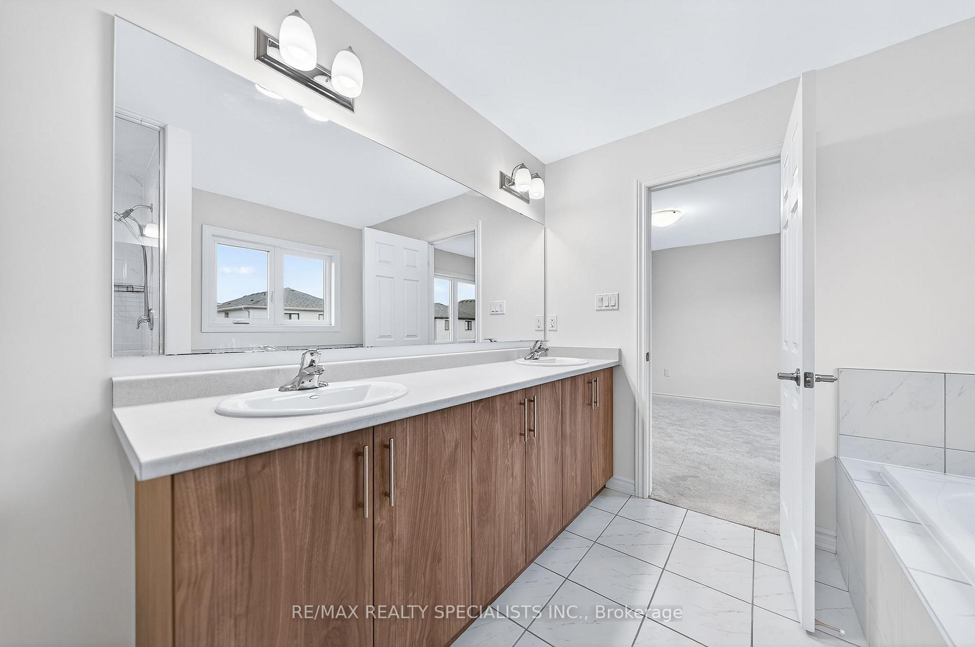 Photo 36 of 27 Harpin Way W, Centre Wellington, Fergus — HOMEH