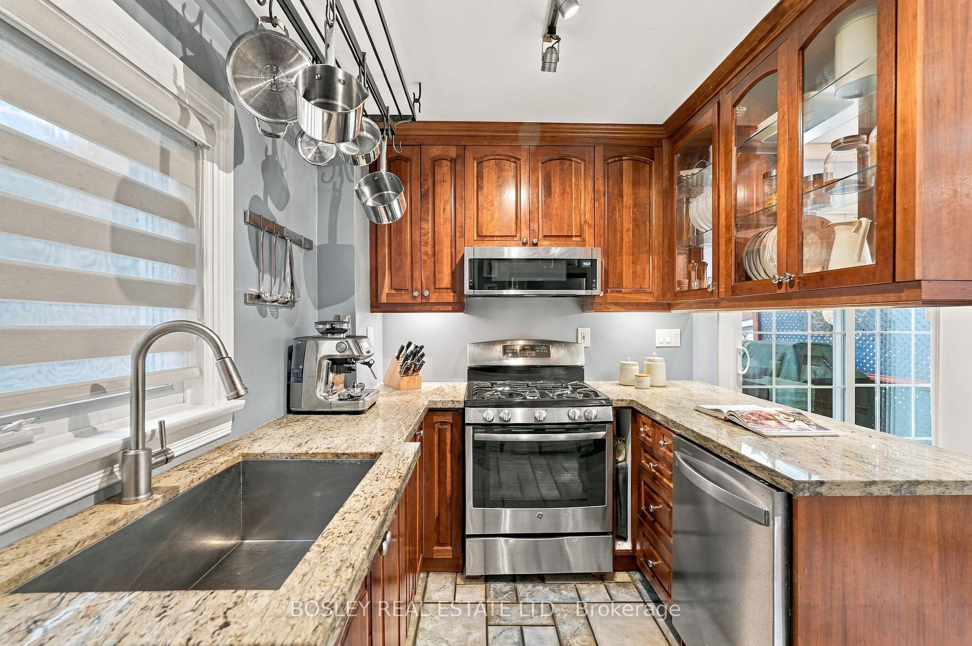 Photo 15 of 93 Eleventh Street, Etobicoke, New Toronto — HOMEH