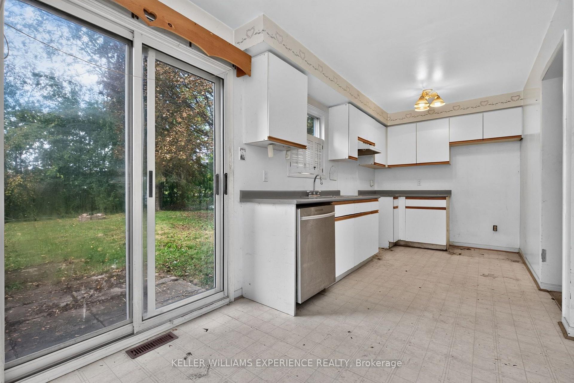 Photo 4 of 1920 Applewood Avenue, Innisfil, Alcona — HOMEH