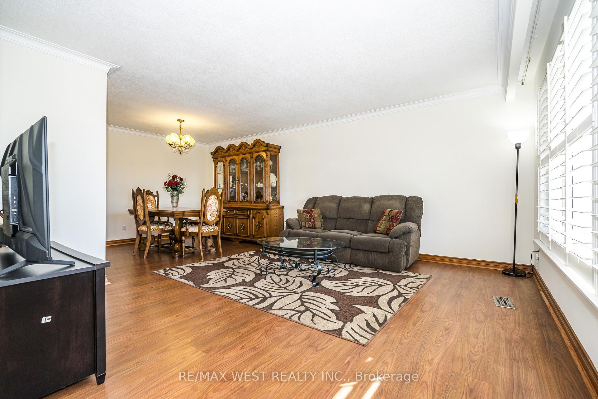 Photo 3 of 112 Harris Crescent, Vaughan, West Woodbridge — HOMEH