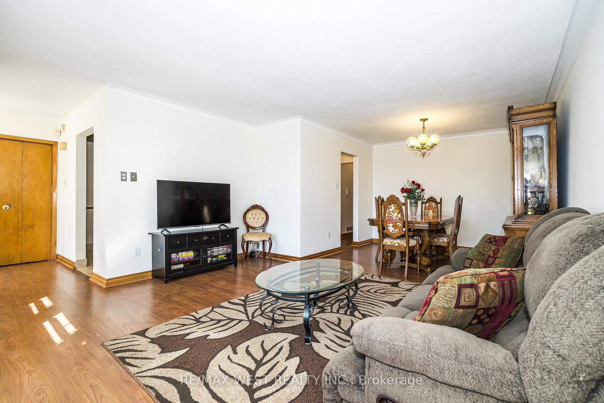 Photo 4 of 112 Harris Crescent, Vaughan, West Woodbridge — HOMEH