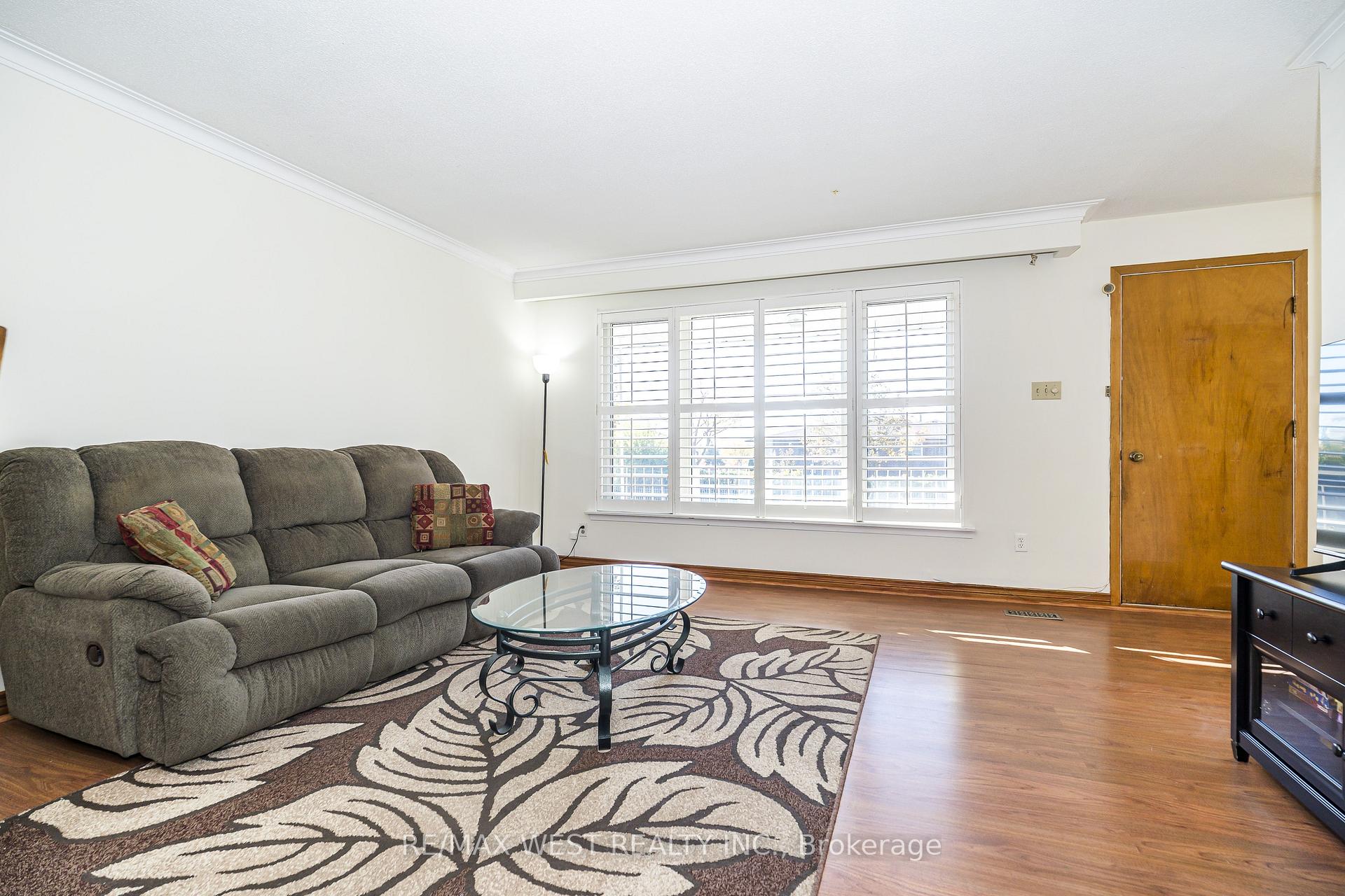 Photo 5 of 112 Harris Crescent, Vaughan, West Woodbridge — HOMEH