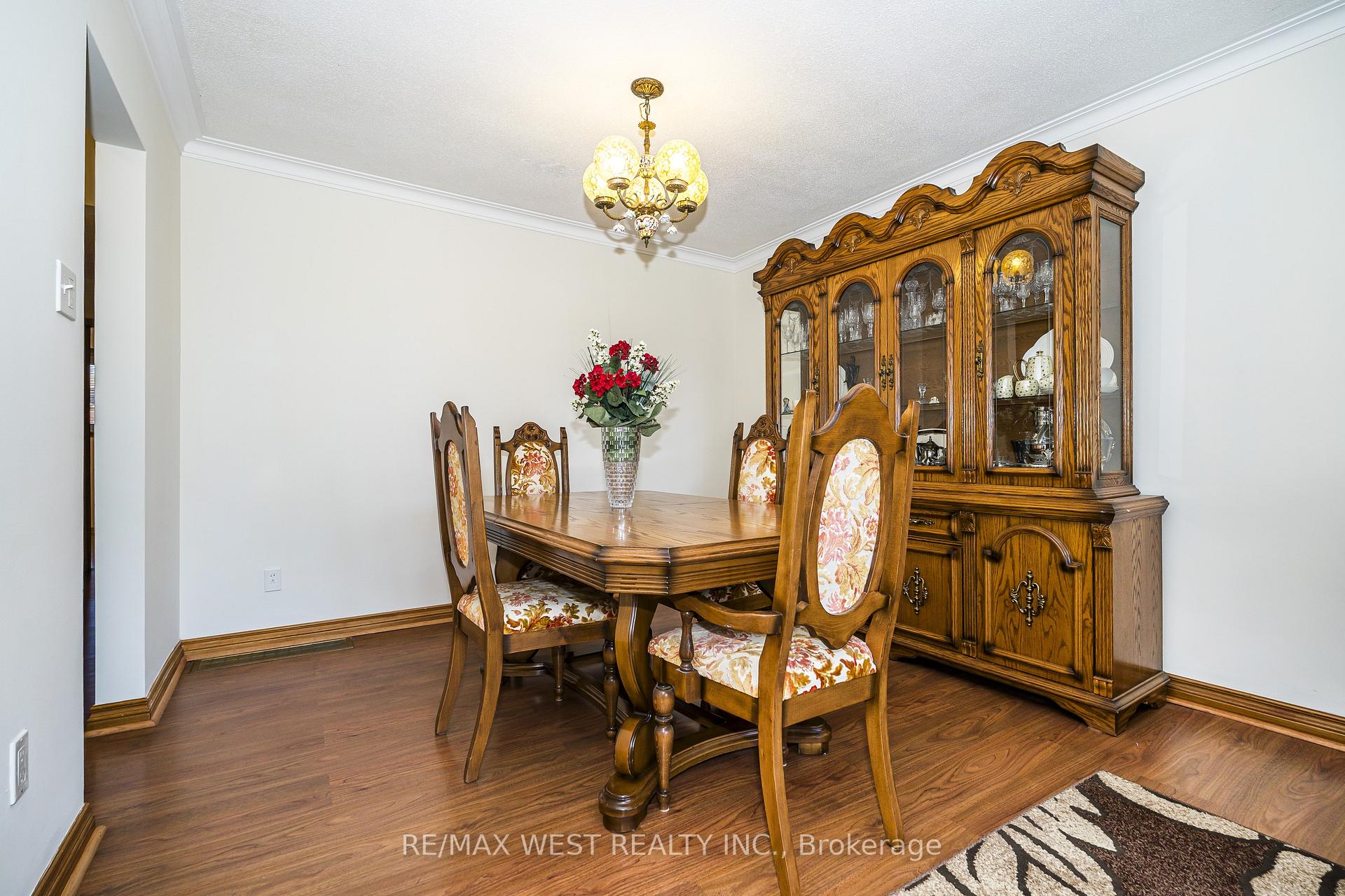 Photo 6 of 112 Harris Crescent, Vaughan, West Woodbridge — HOMEH