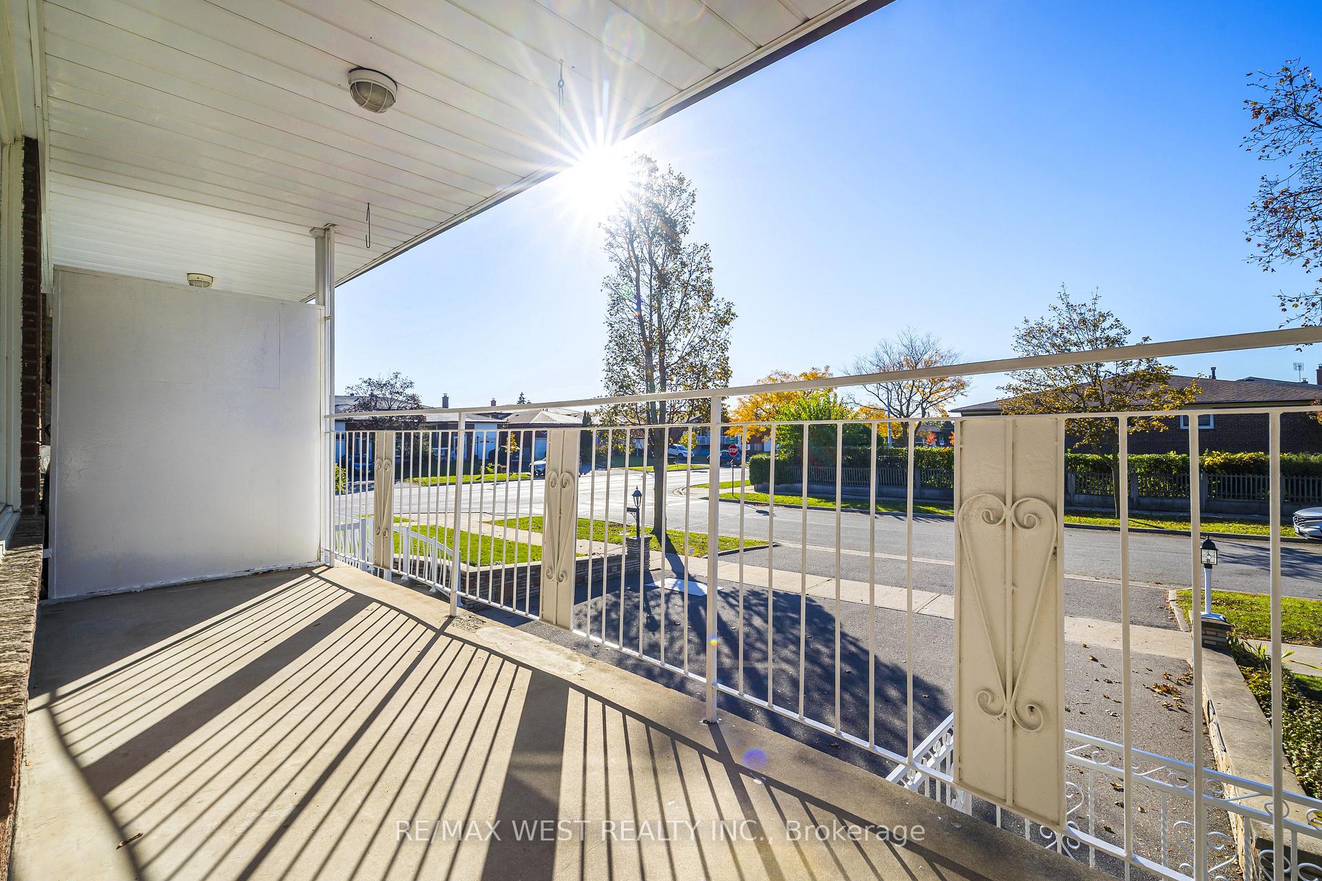 Photo 8 of 112 Harris Crescent, Vaughan, West Woodbridge — HOMEH