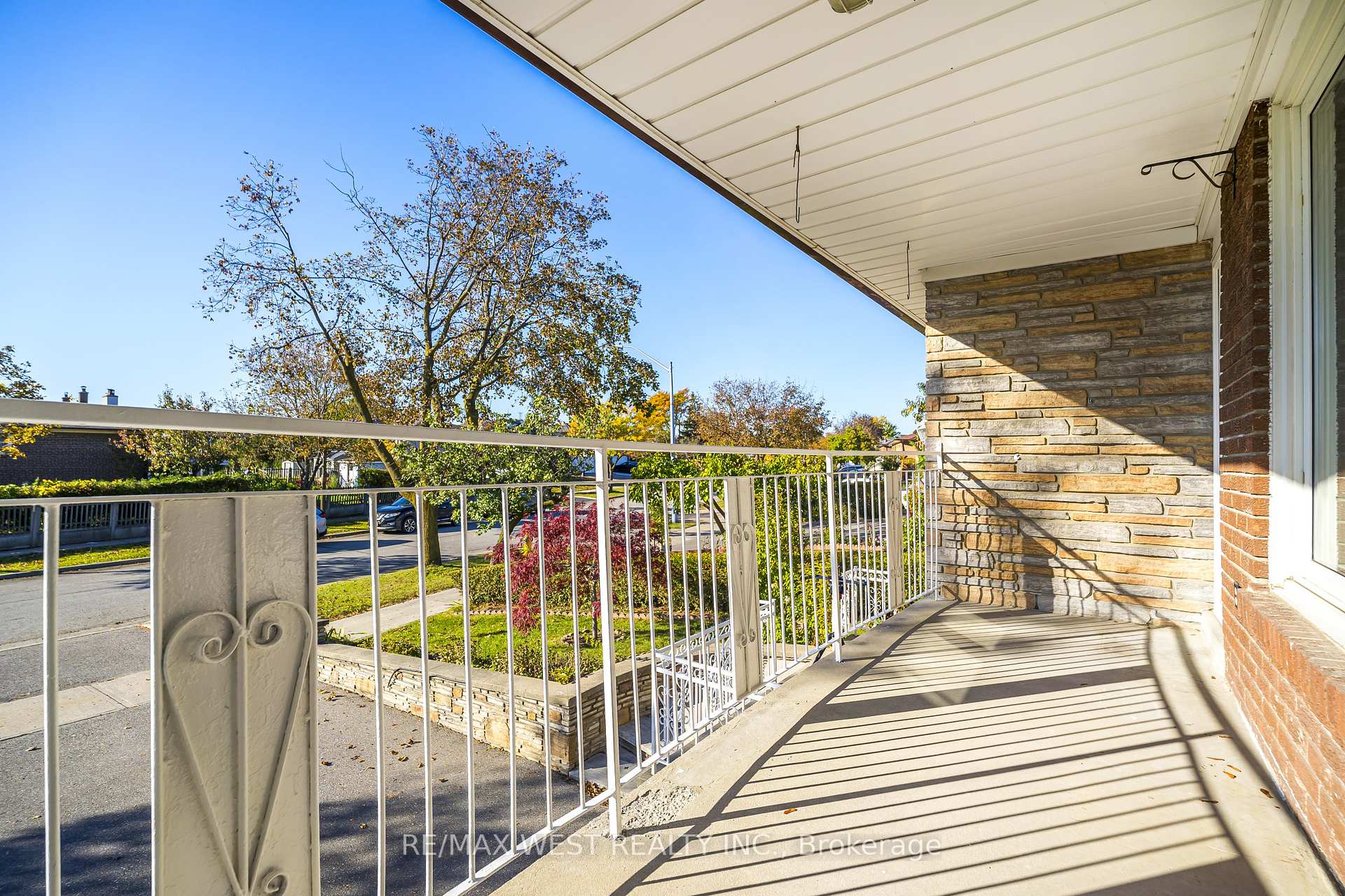 Photo 9 of 112 Harris Crescent, Vaughan, West Woodbridge — HOMEH