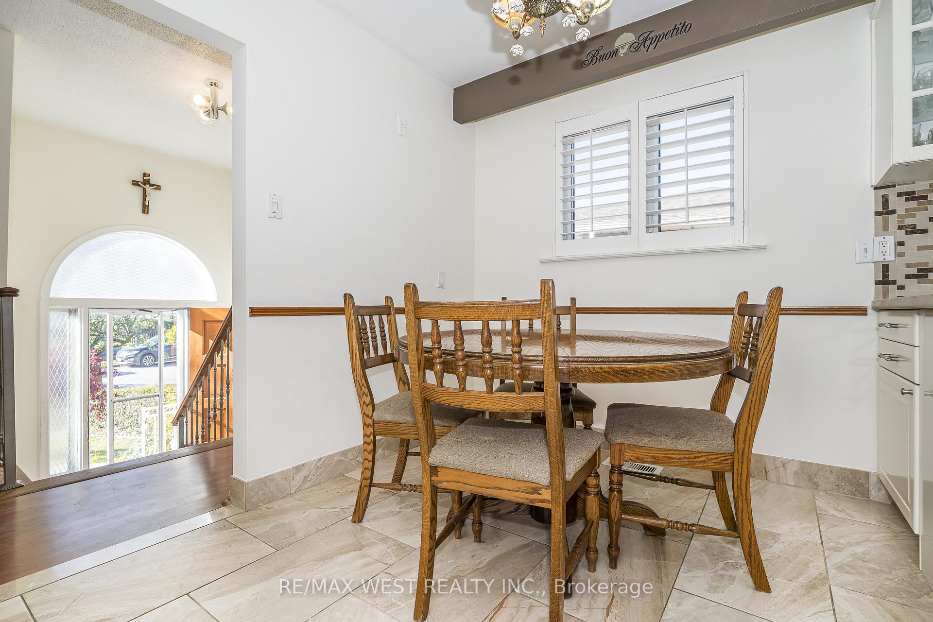 Photo 12 of 112 Harris Crescent, Vaughan, West Woodbridge — HOMEH