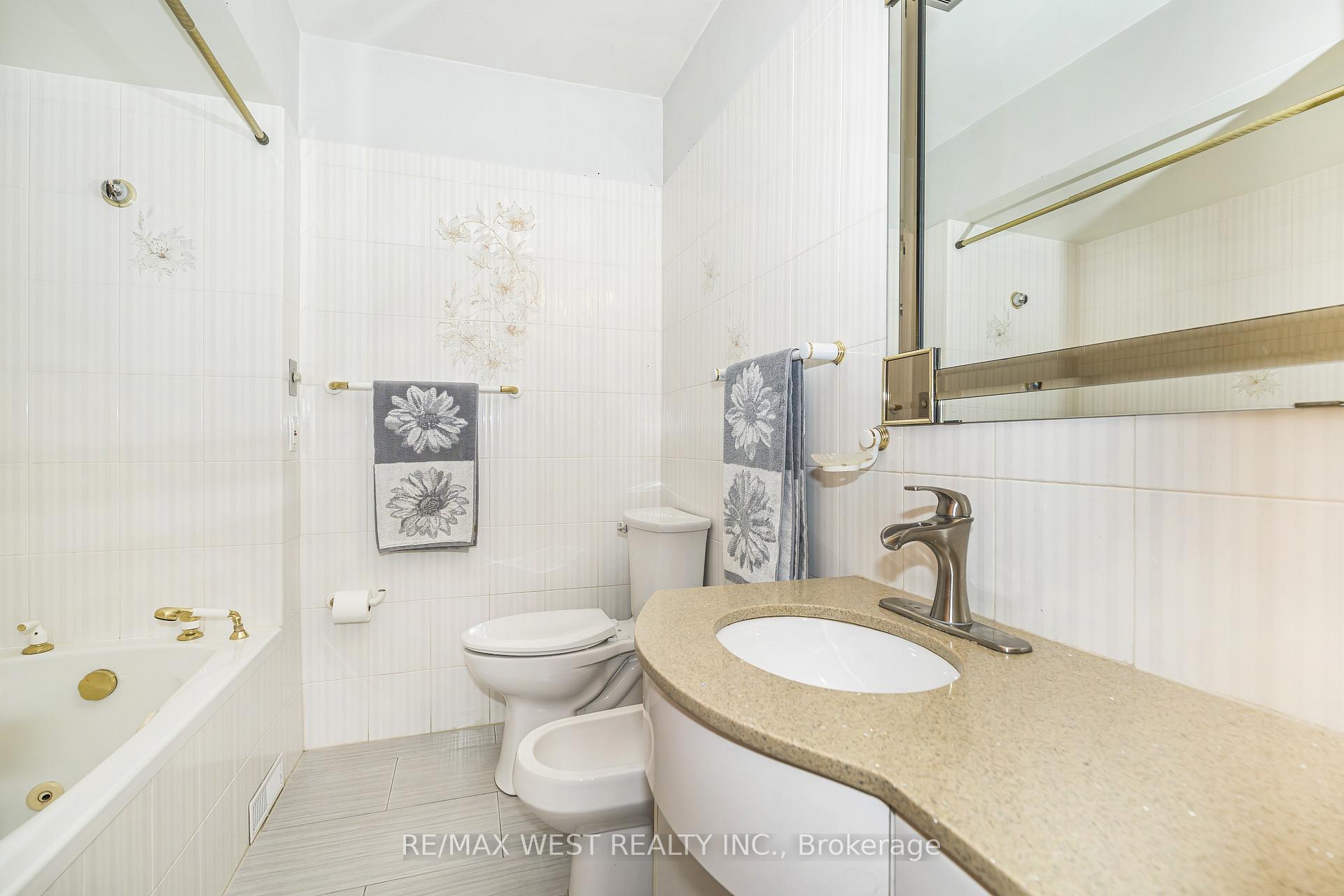 Photo 16 of 112 Harris Crescent, Vaughan, West Woodbridge — HOMEH