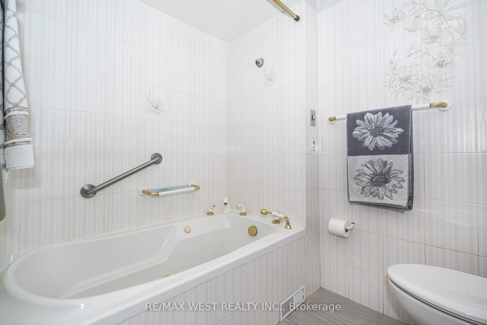 Photo 17 of 112 Harris Crescent, Vaughan, West Woodbridge — HOMEH