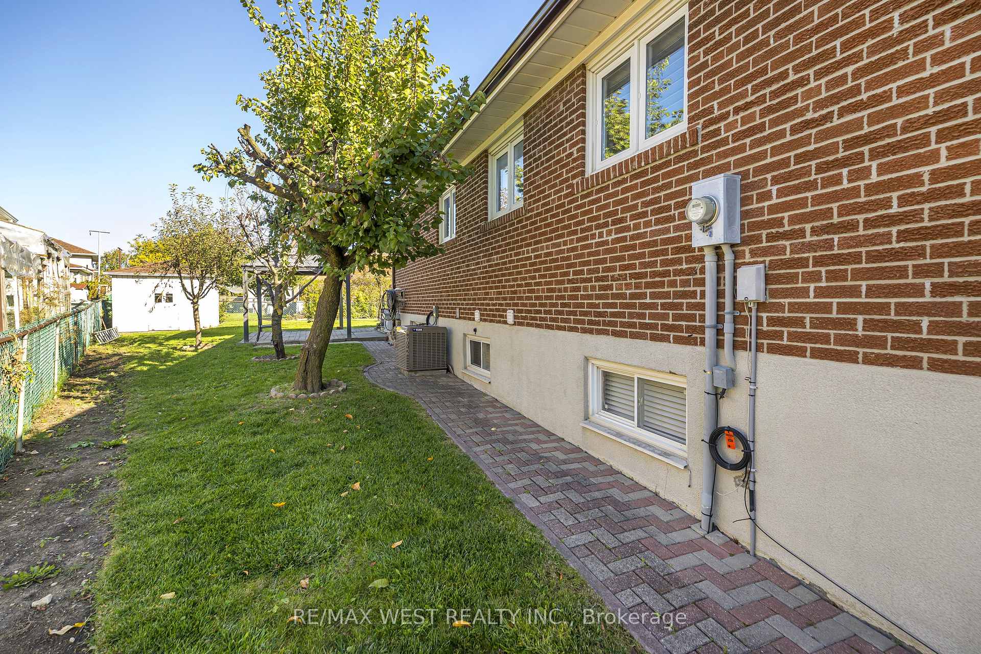 Photo 32 of 112 Harris Crescent, Vaughan, West Woodbridge — HOMEH