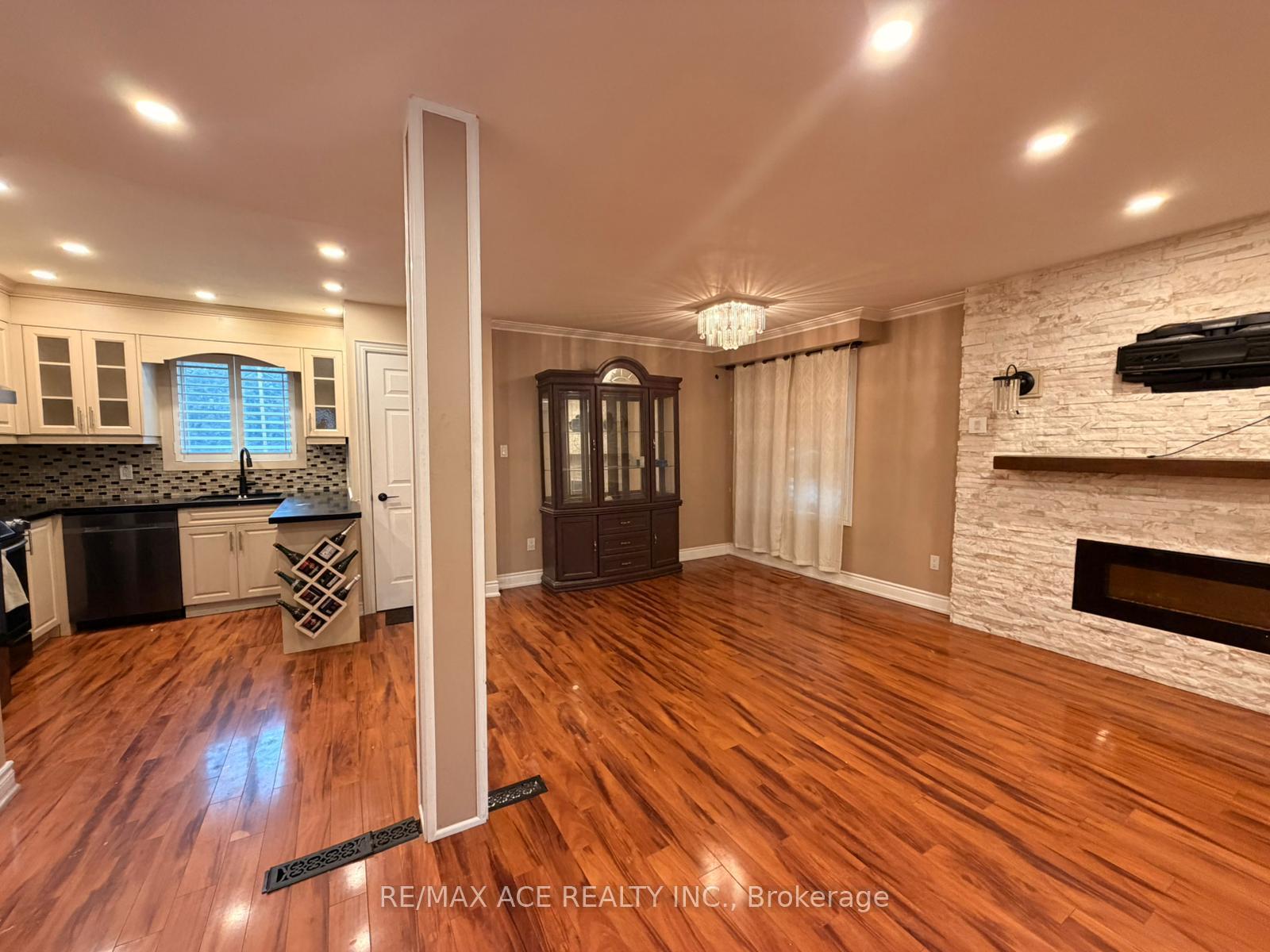 Photo 2 of Unit Main, 48 Ronway Crescent, Scarborough, Woburn — HOMEH