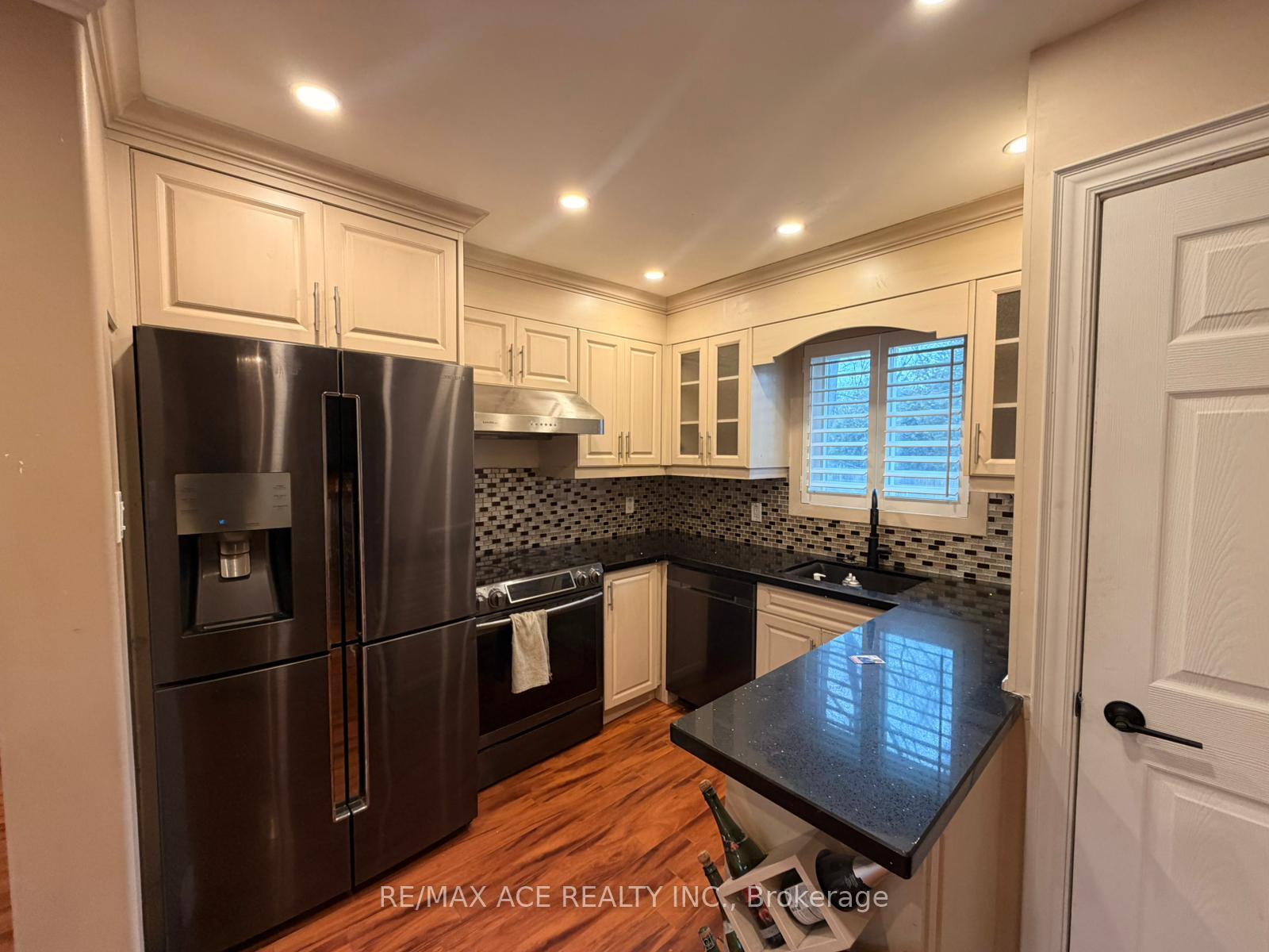Photo 3 of Unit Main, 48 Ronway Crescent, Scarborough, Woburn — HOMEH