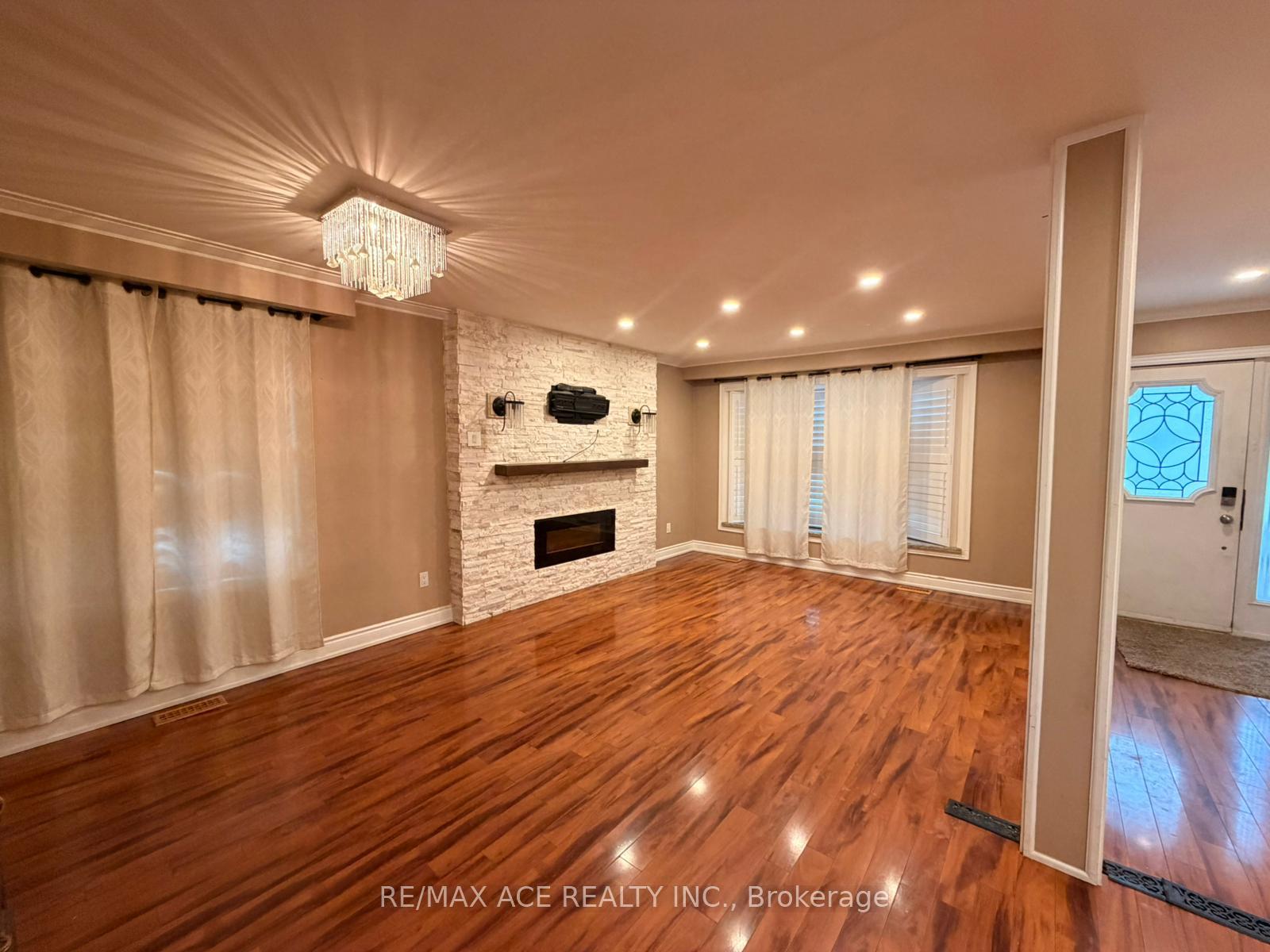 Photo 4 of Unit Main, 48 Ronway Crescent, Scarborough, Woburn — HOMEH